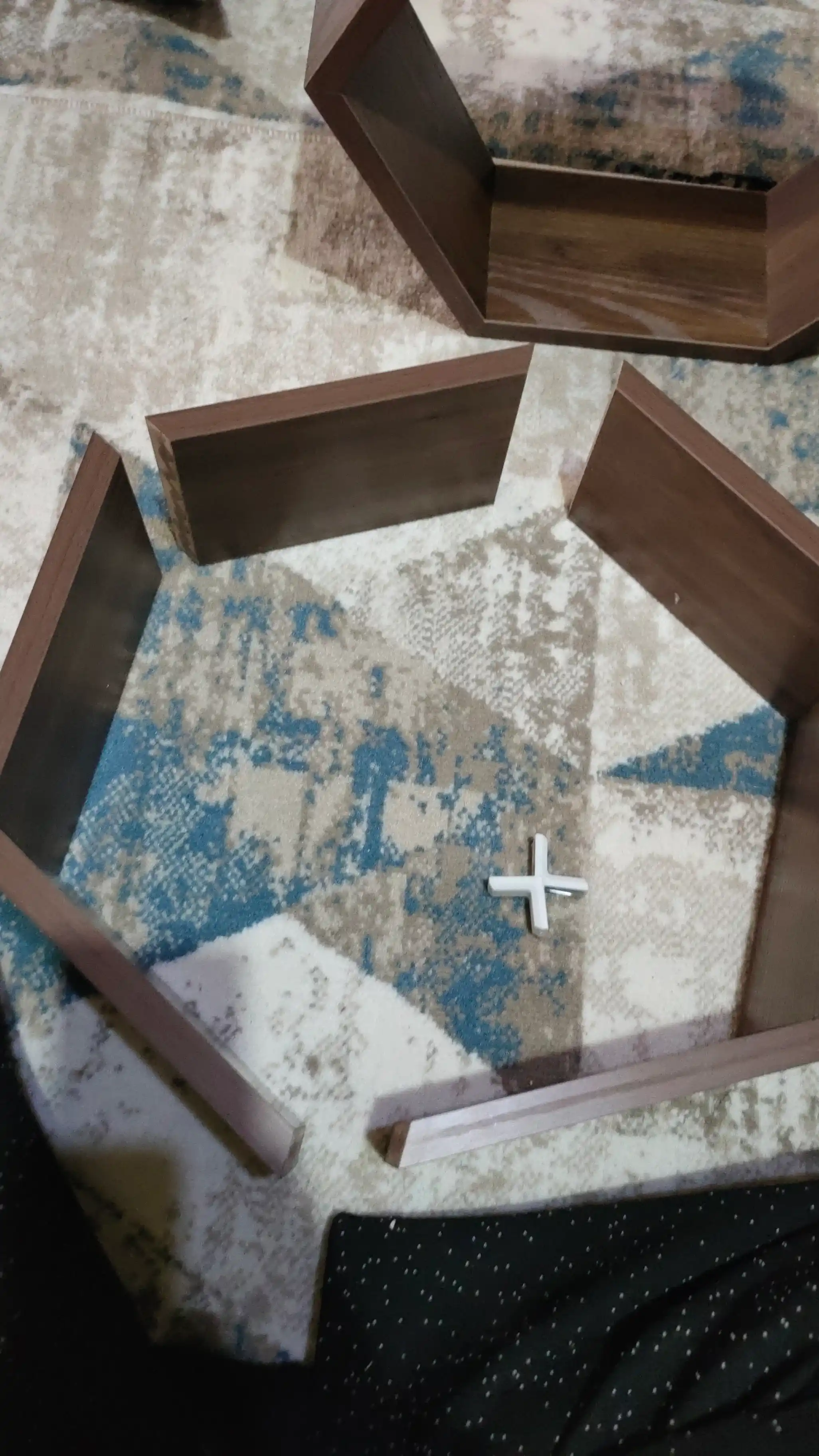 Olti burchakli devor tokchasi, 36×30×13 sm, LMDF, 3 xil rang