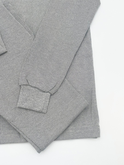 Mening qoshnim balkonda siltanayapti.