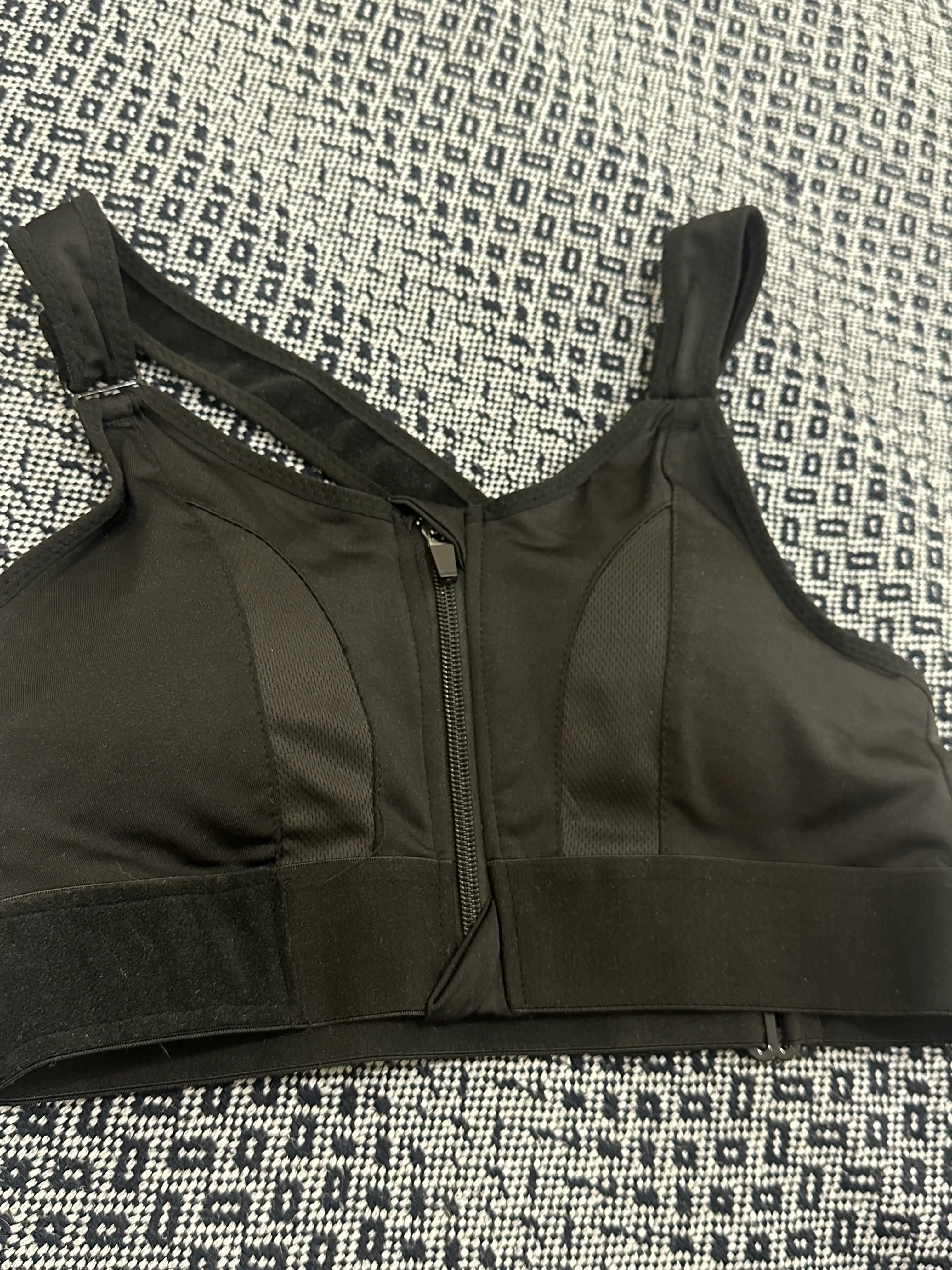 Ayollar sport topi Kioko. Olinadigan chashkali sport to'pi. Ayollar spor kiyimi