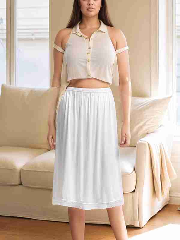 Yubka ostidagi pantiesning yaqindan surati