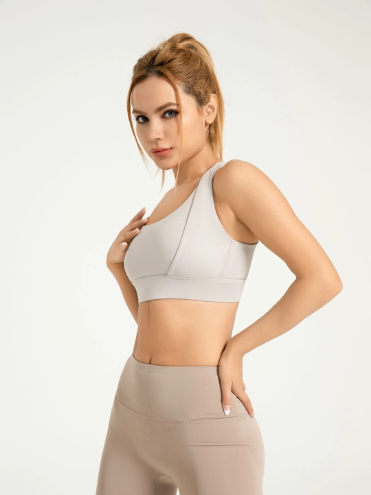 Ayollar sport topi Kioko. Olinadigan chashkali sport to'pi. Ayollar spor kiyimi