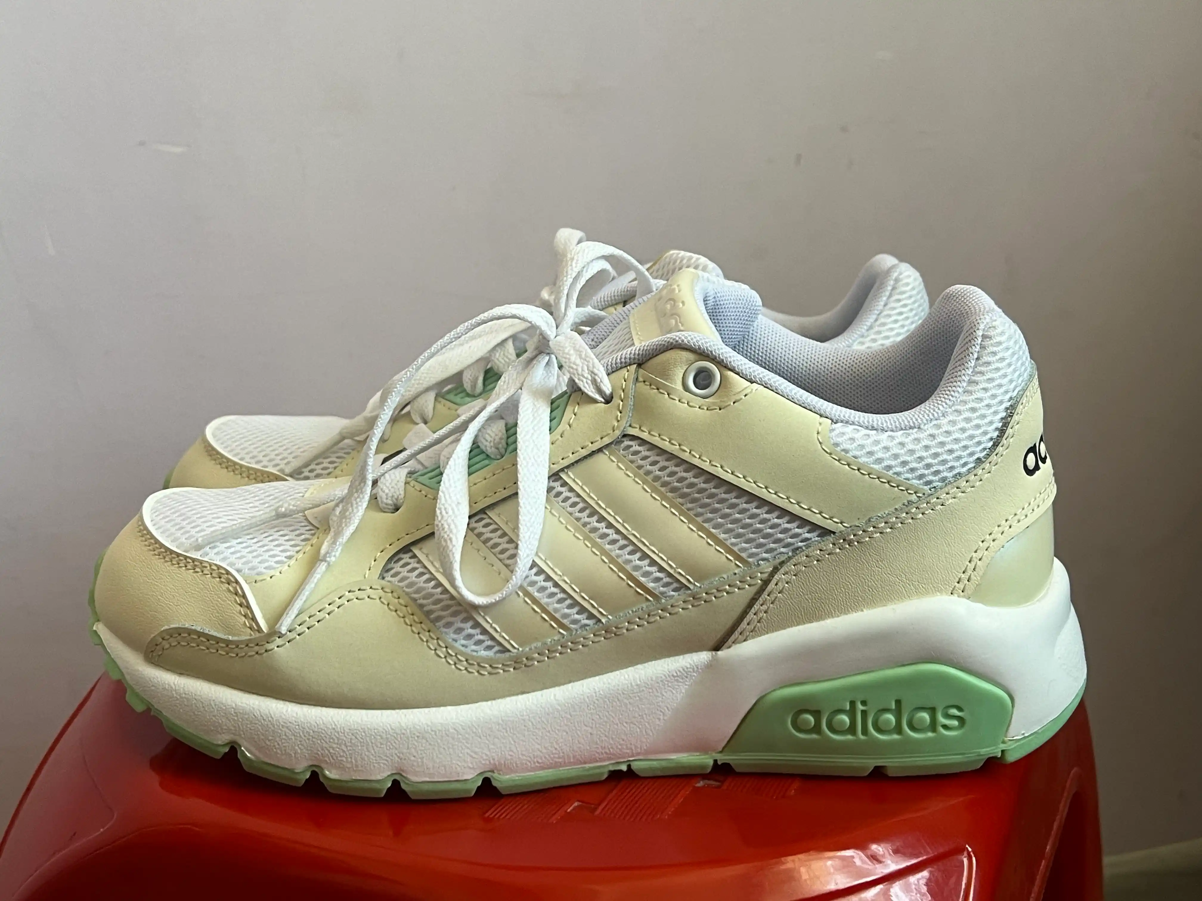 Кроссовки adidas женские RUN9TIS