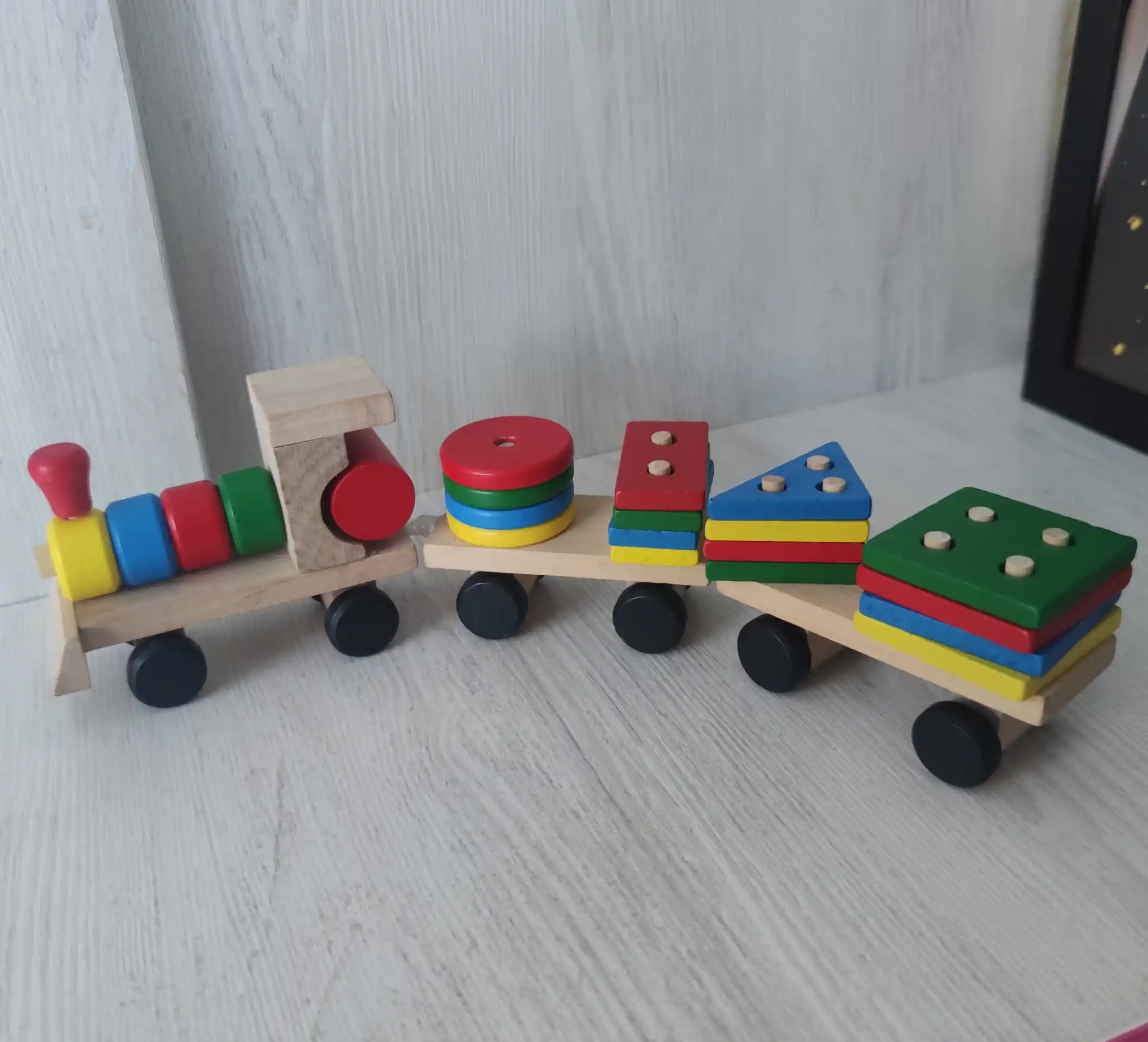 Rivojlantiruvchi o'yinchoq, bolalar uchun sorter, parovoz Montessori saralovchi