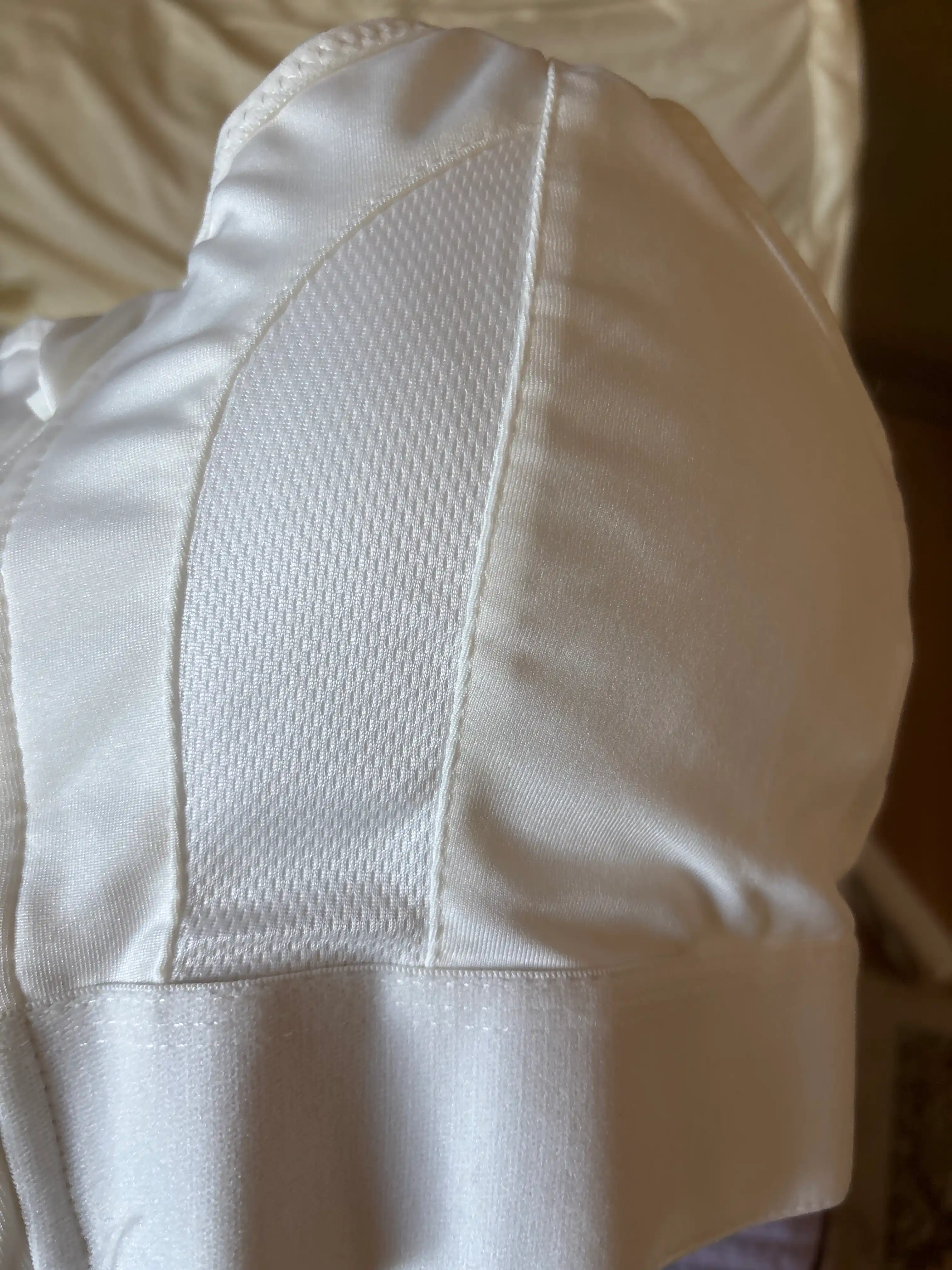 Ayollar sport topi Kioko. Olinadigan chashkali sport to'pi. Ayollar spor kiyimi