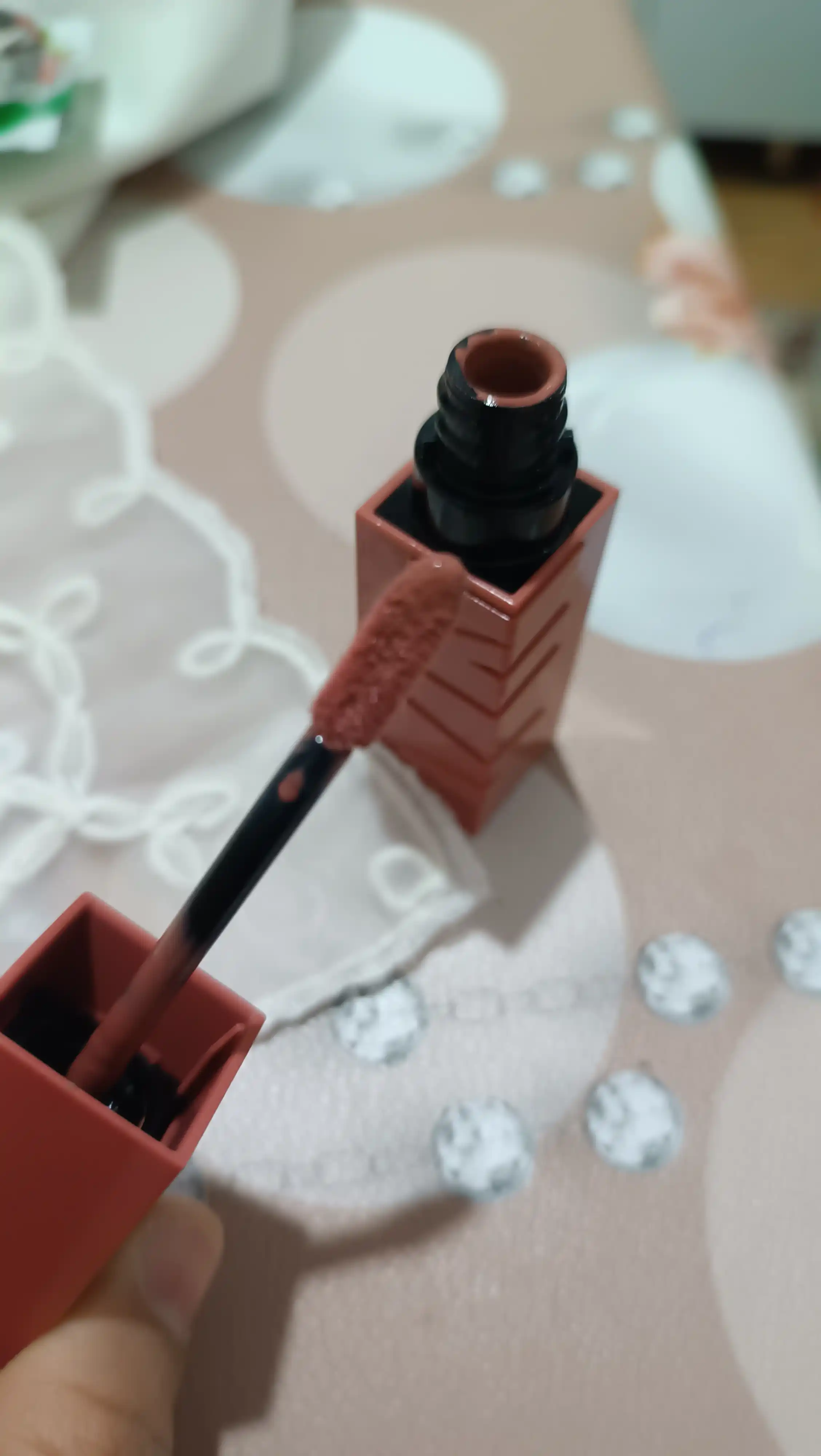 Lab uchun boyog' Maybelline New York Super Stay Vinyl Ink, 100 sehrlangan