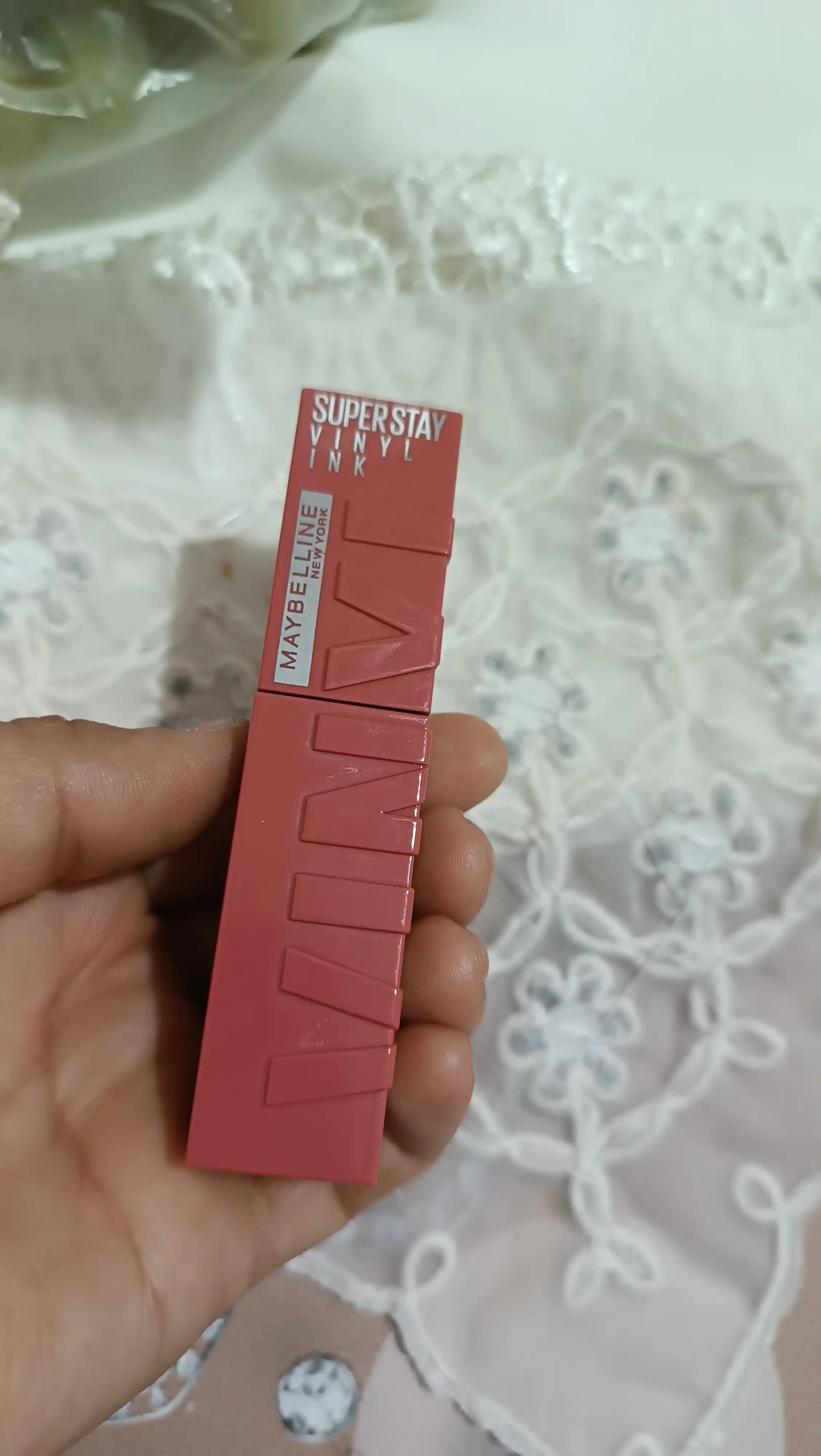 Lab uchun boyog' Maybelline New York Super Stay Vinyl Ink, 100 sehrlangan