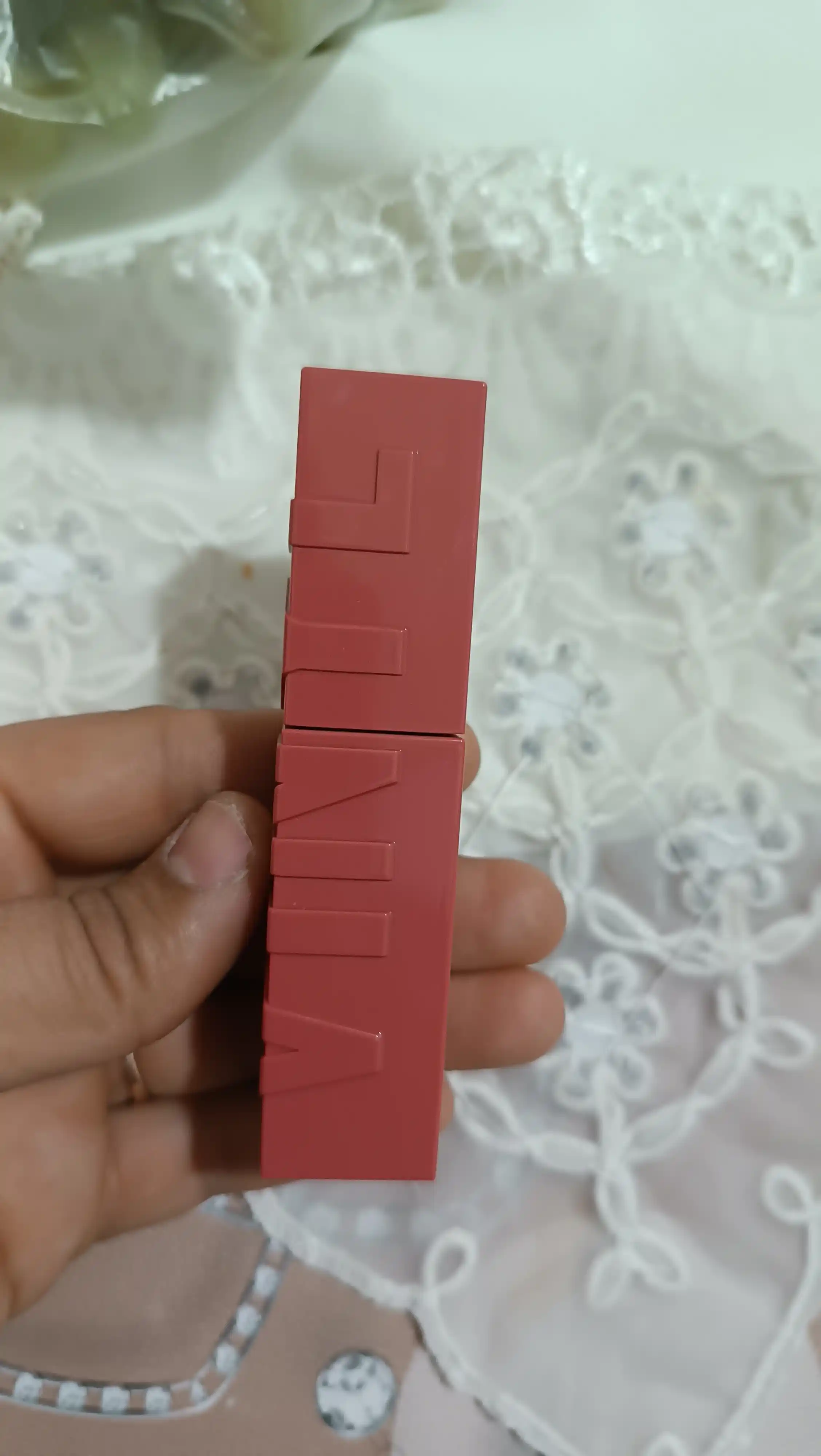Lab uchun boyog' Maybelline New York Super Stay Vinyl Ink, 100 sehrlangan
