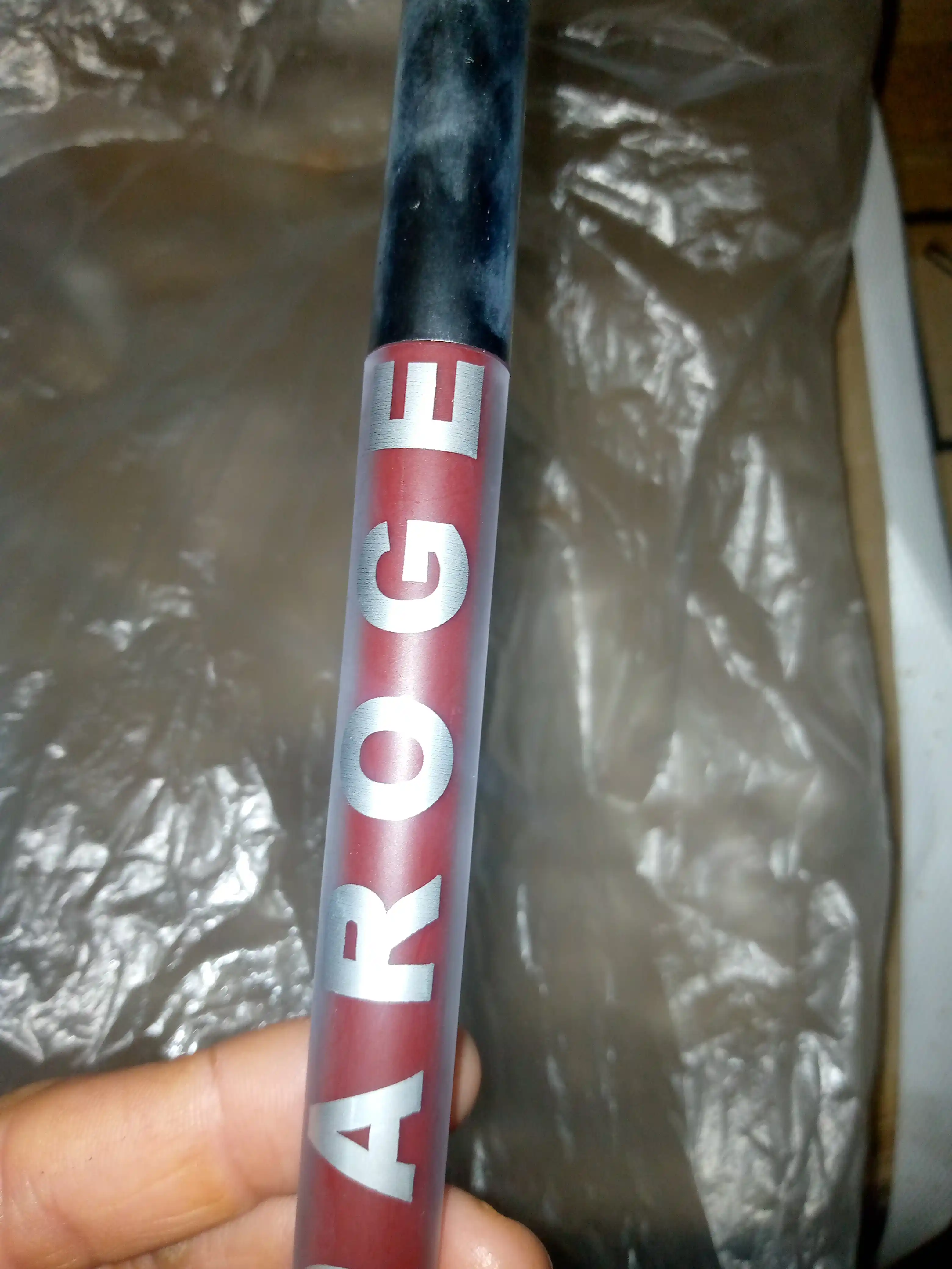 Suyuq lab bo'yog'i, uzoq muddatli, matli
