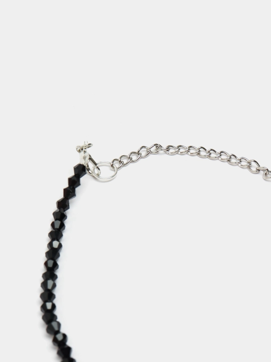 Choker ayollar uchun lenta va marvariddan va kamon bilan qora toshlardan, bo'yin bezagi