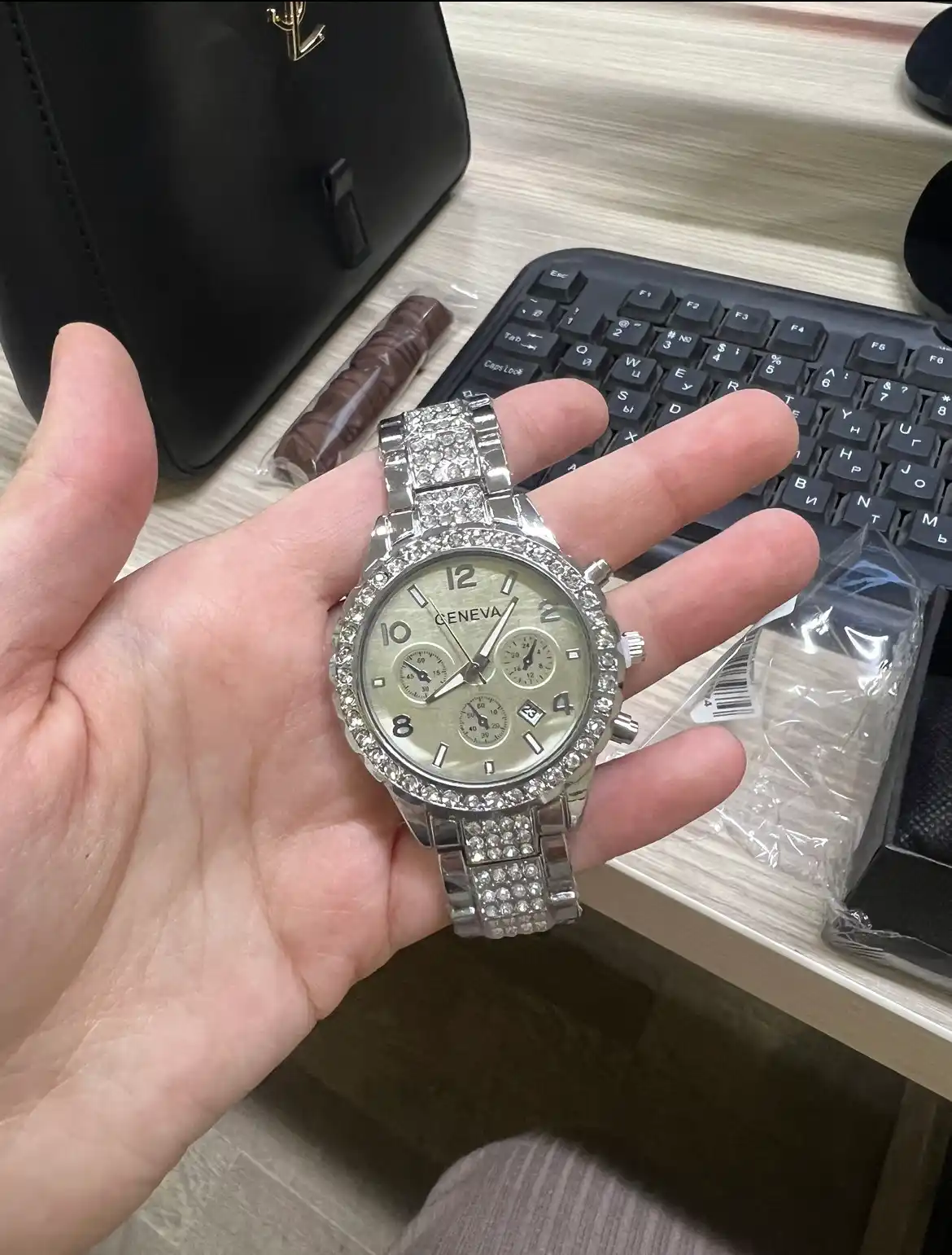Metall tasmali, ayollar soati