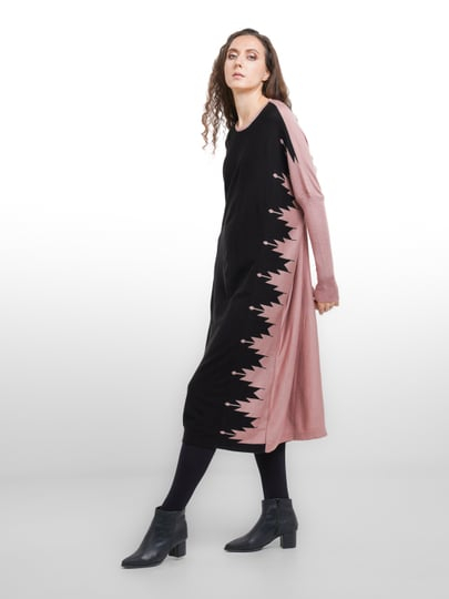 Etaklari ostida katta dumbali semiz uy bekalari