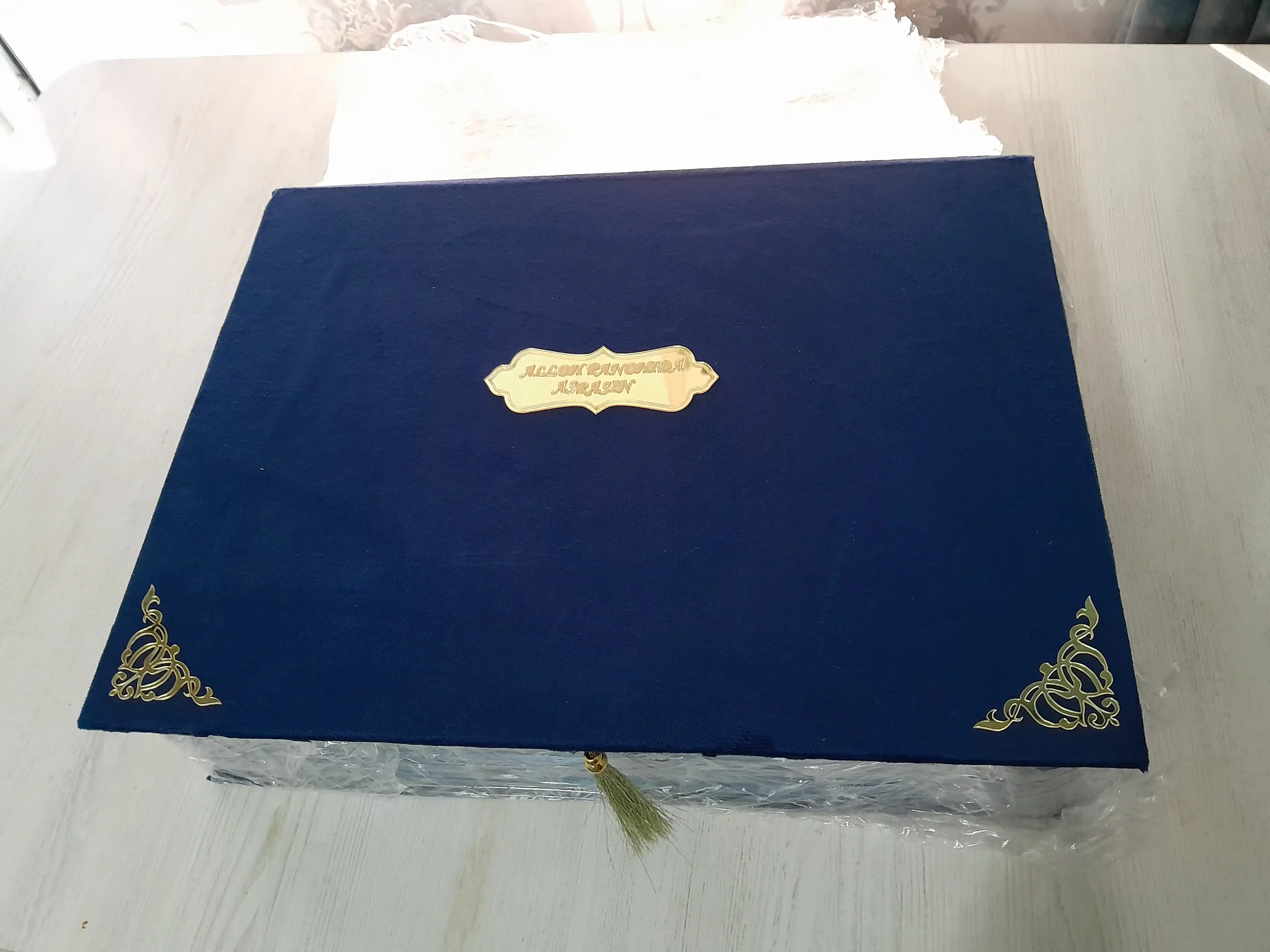Diniy to'plam ibodat uchun, kitob, joynamoz, tasbeh, misvak, mushkambar, sovg'a qutisida