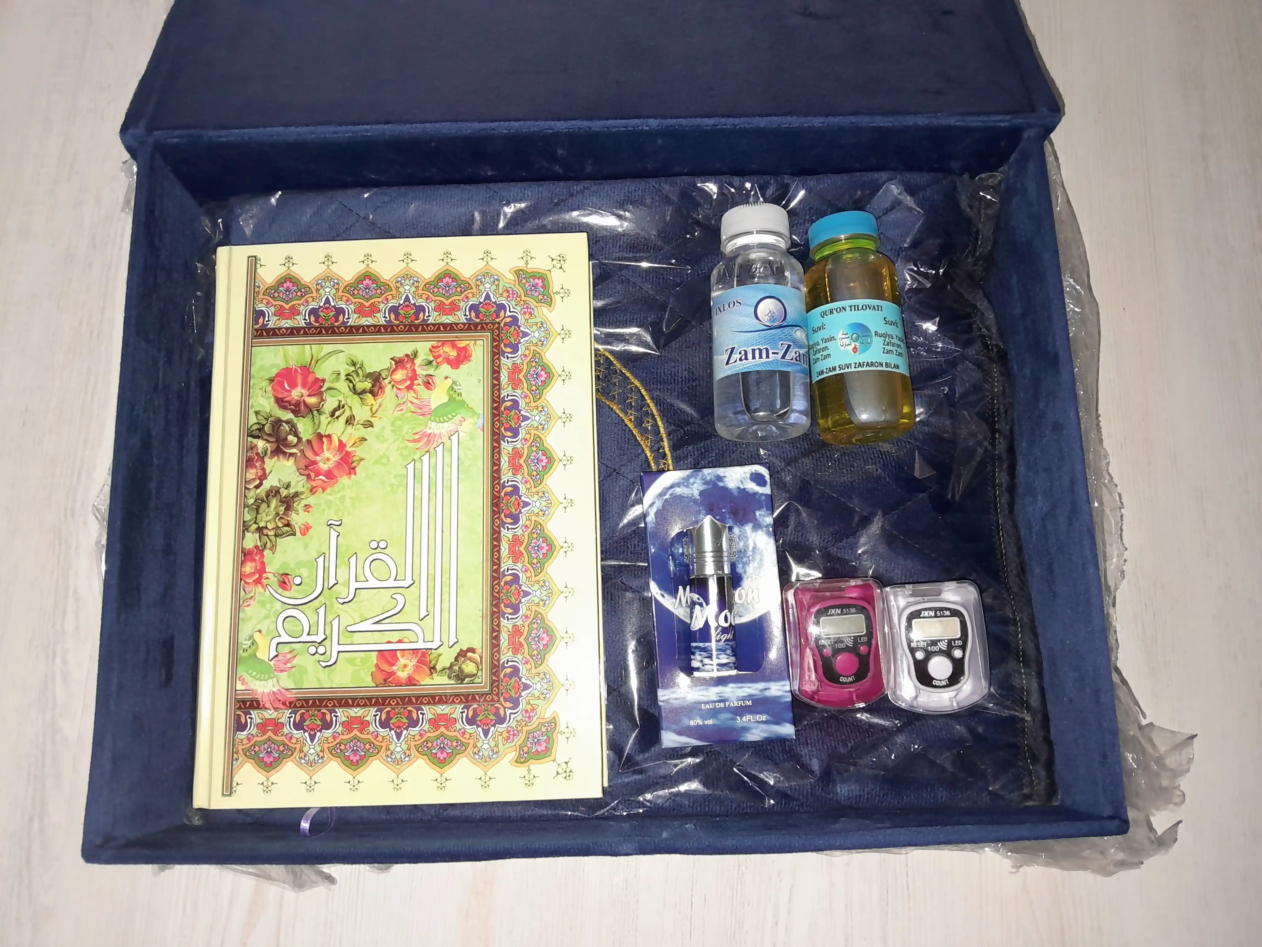 Diniy to'plam ibodat uchun, kitob, joynamoz, tasbeh, misvak, mushkambar, sovg'a qutisida
