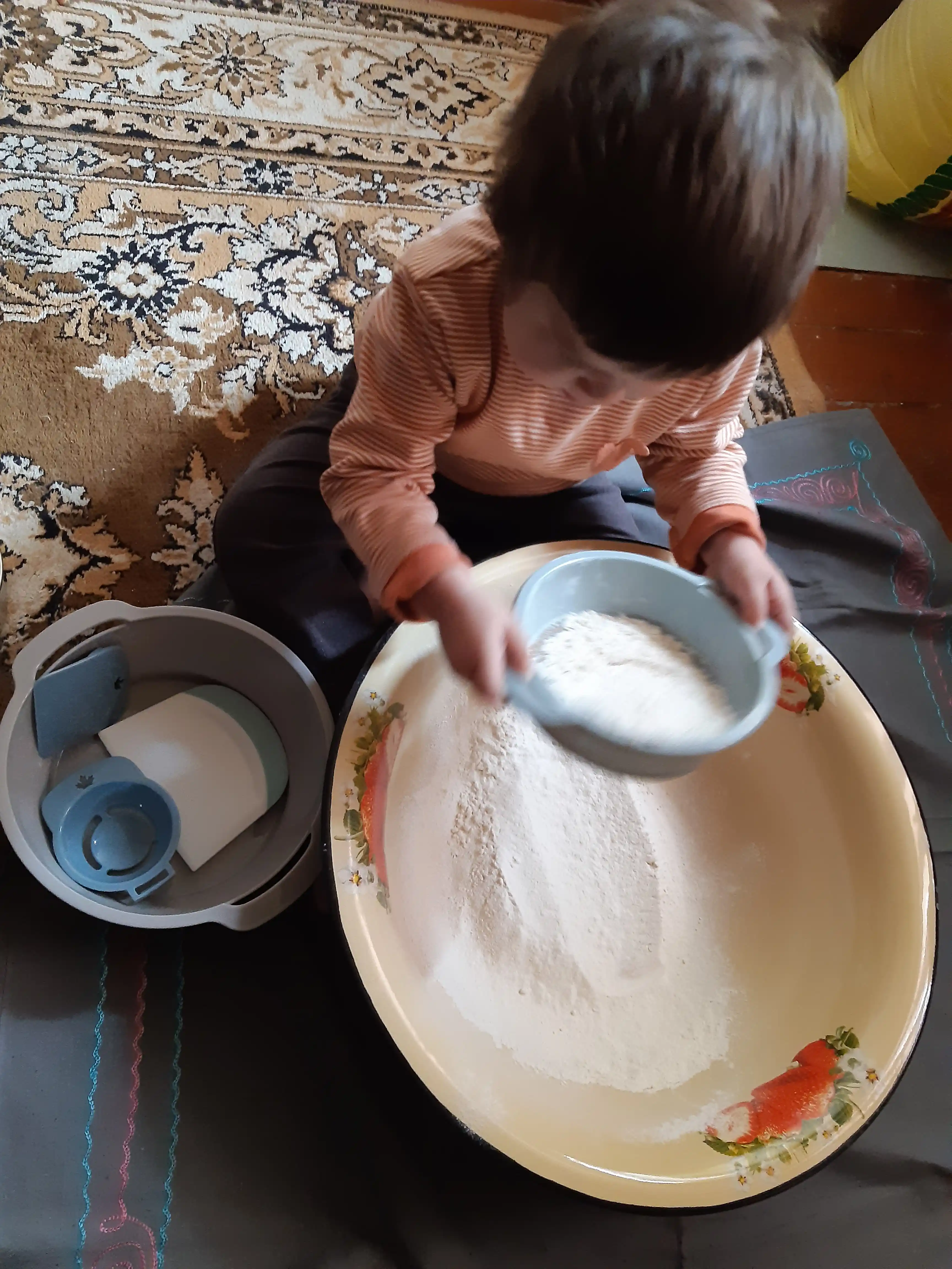 Кухонный набор, миска, сито, шпатель и разделитель яиц