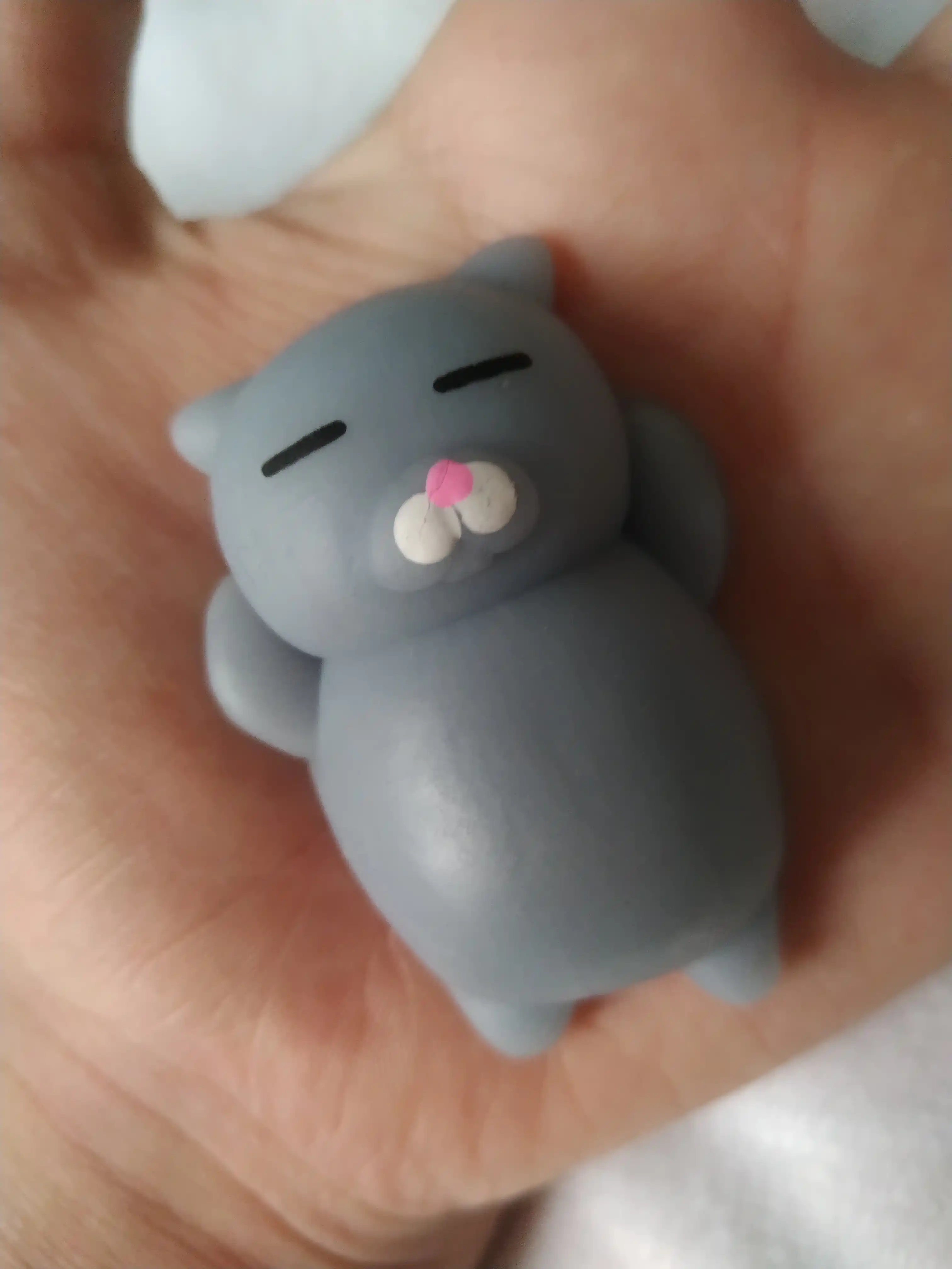 Mushuk Mochi telefonida stressga qarshi skvish o'yinchoq