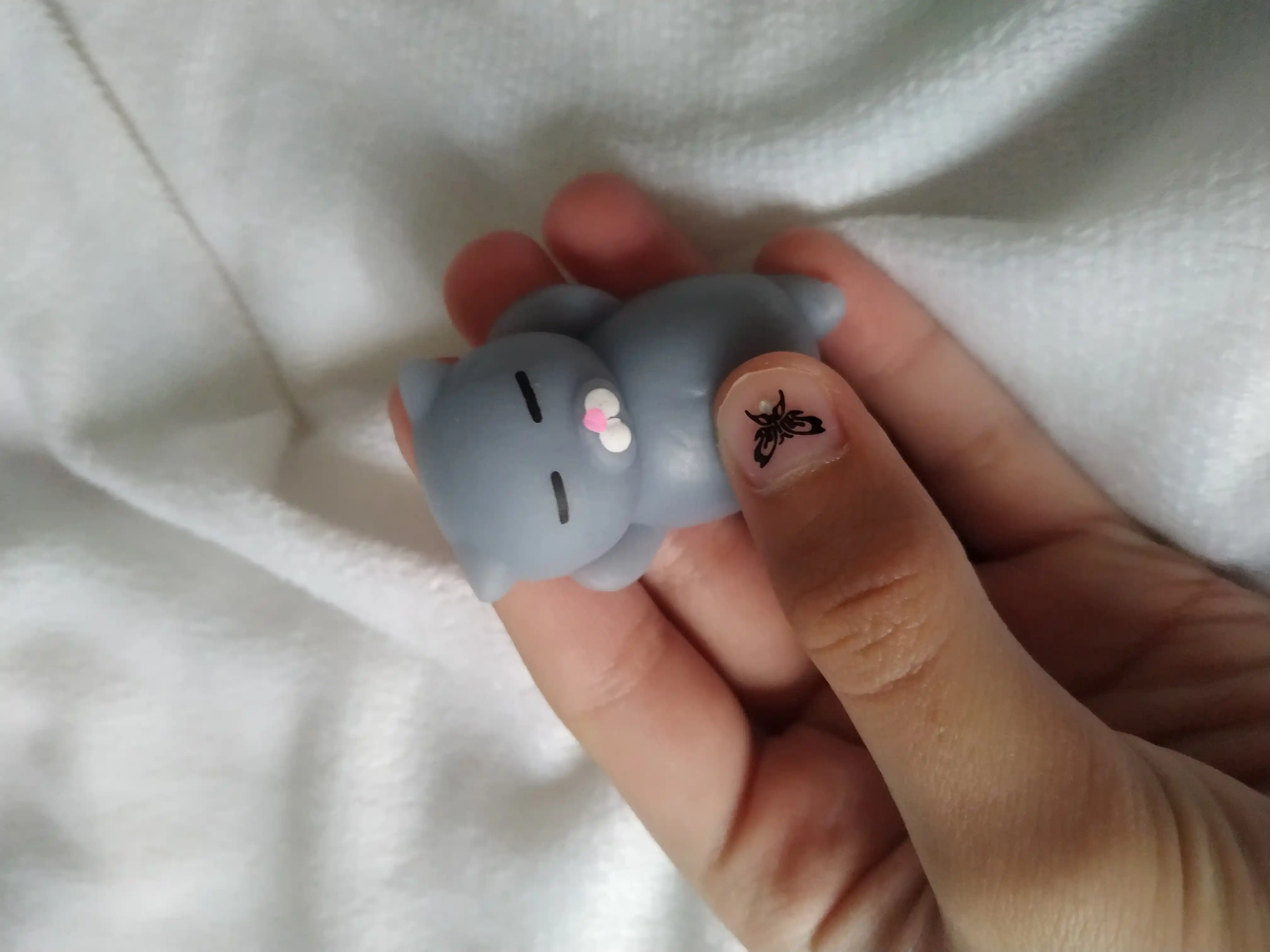 Mushuk Mochi telefonida stressga qarshi skvish o'yinchoq