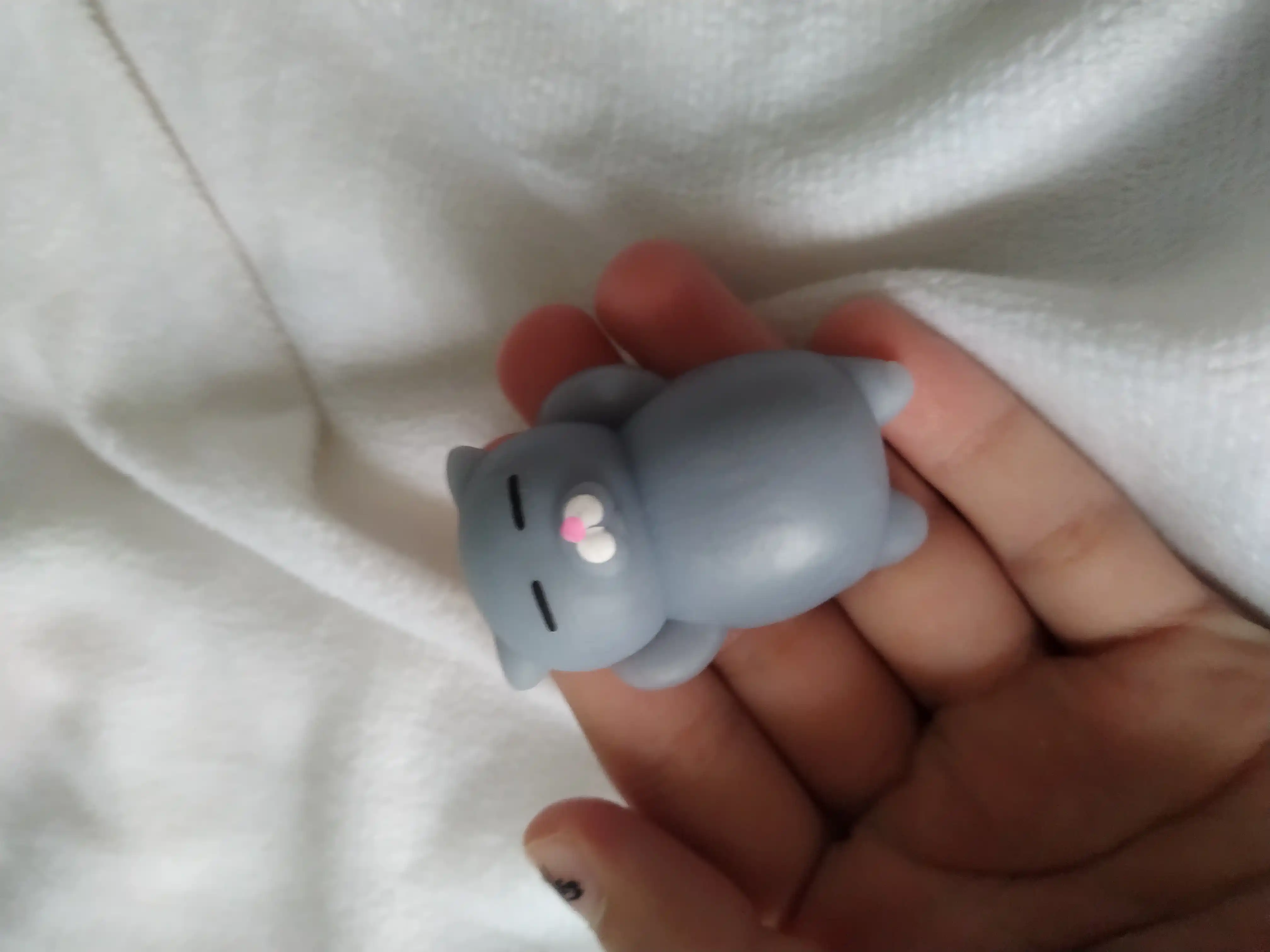 Mushuk Mochi telefonida stressga qarshi skvish o'yinchoq