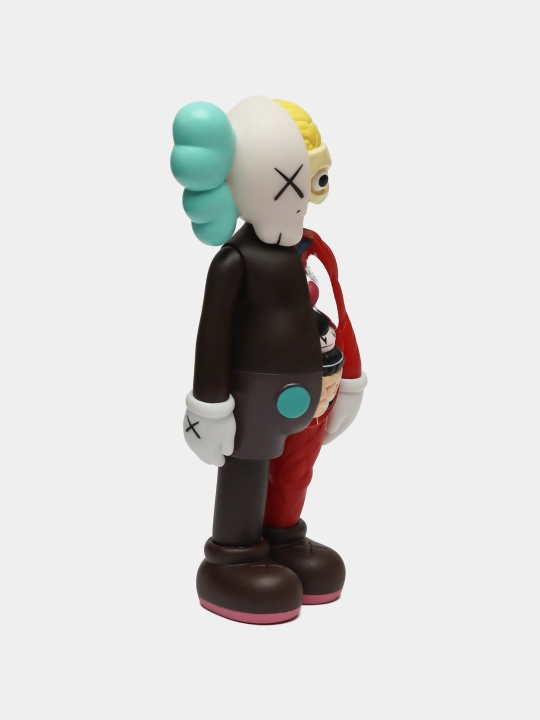 Sovg‘a qutisi bilan Kaws besh yillik haykalchasi, interyer dizayni uchun, bearbrik qavs
