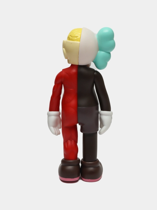 Sovg‘a qutisi bilan Kaws besh yillik haykalchasi, interyer dizayni uchun, bearbrik qavs