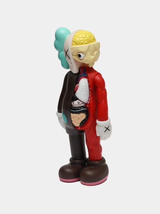 Sovg‘a qutisi bilan Kaws besh yillik haykalchasi, interyer dizayni uchun, bearbrik qavs