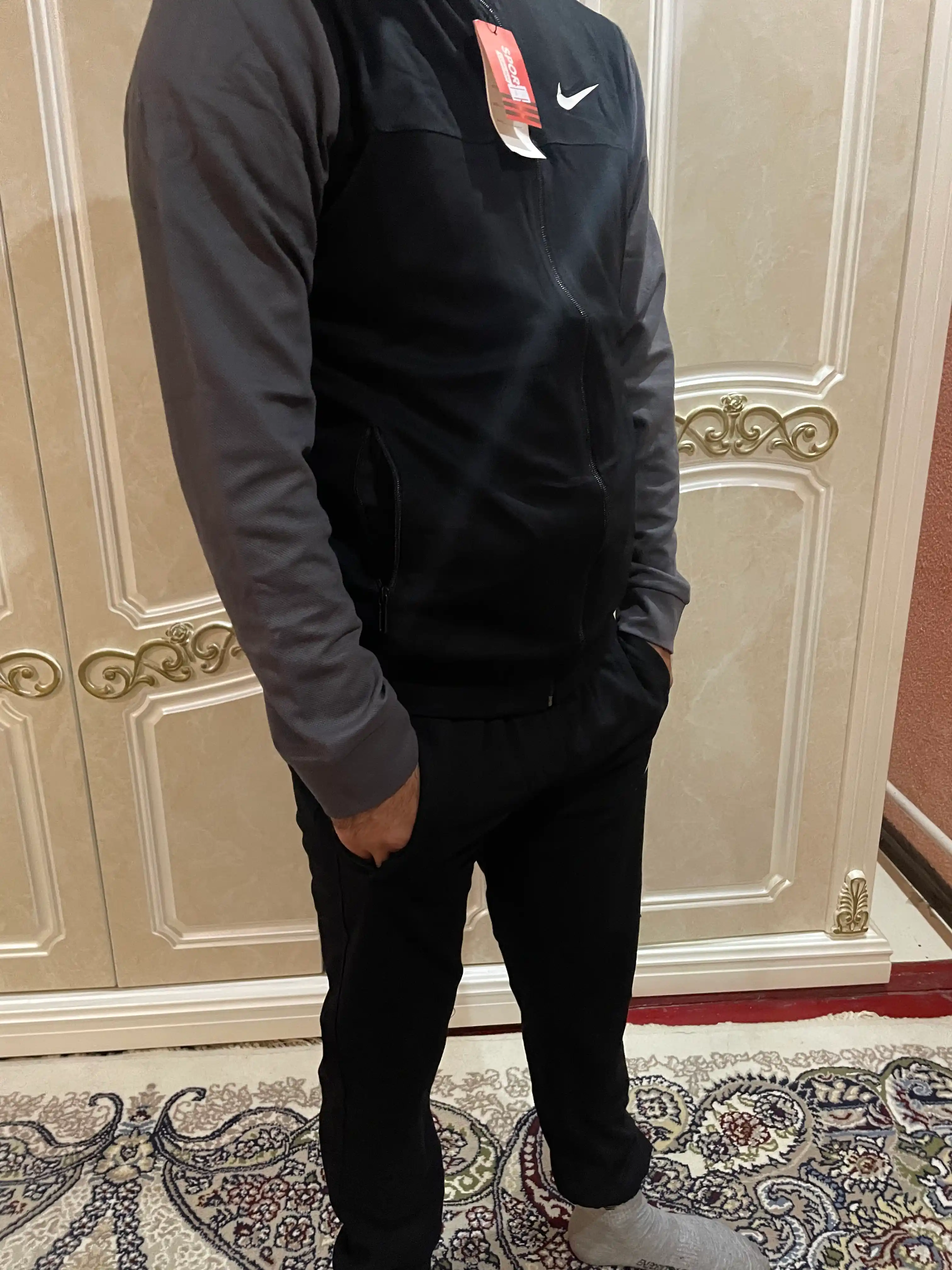 Erkaklar sport kostyumi