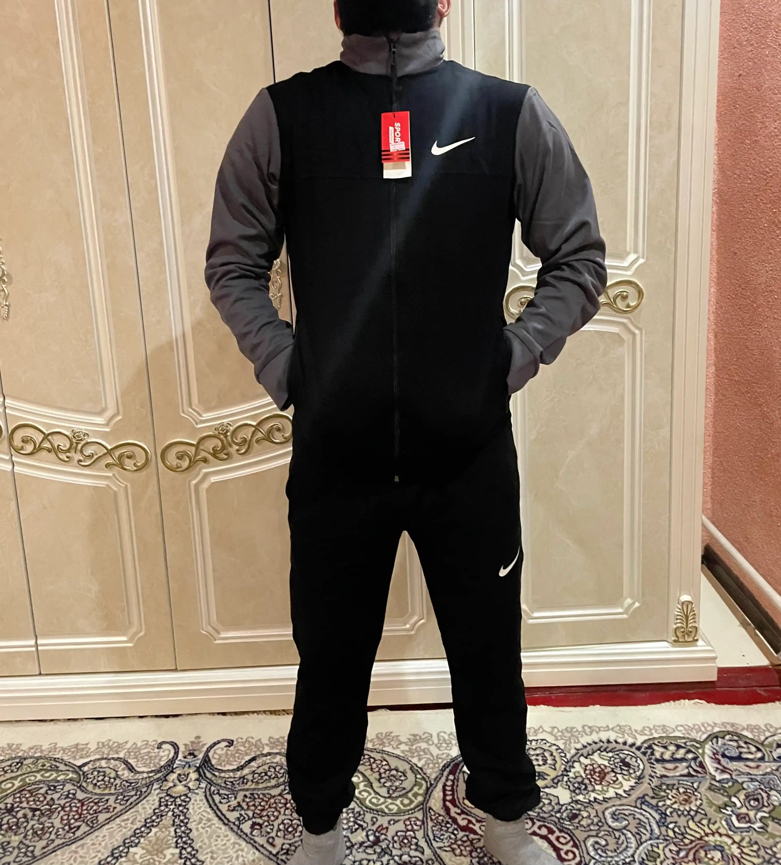 Erkaklar sport kostyumi