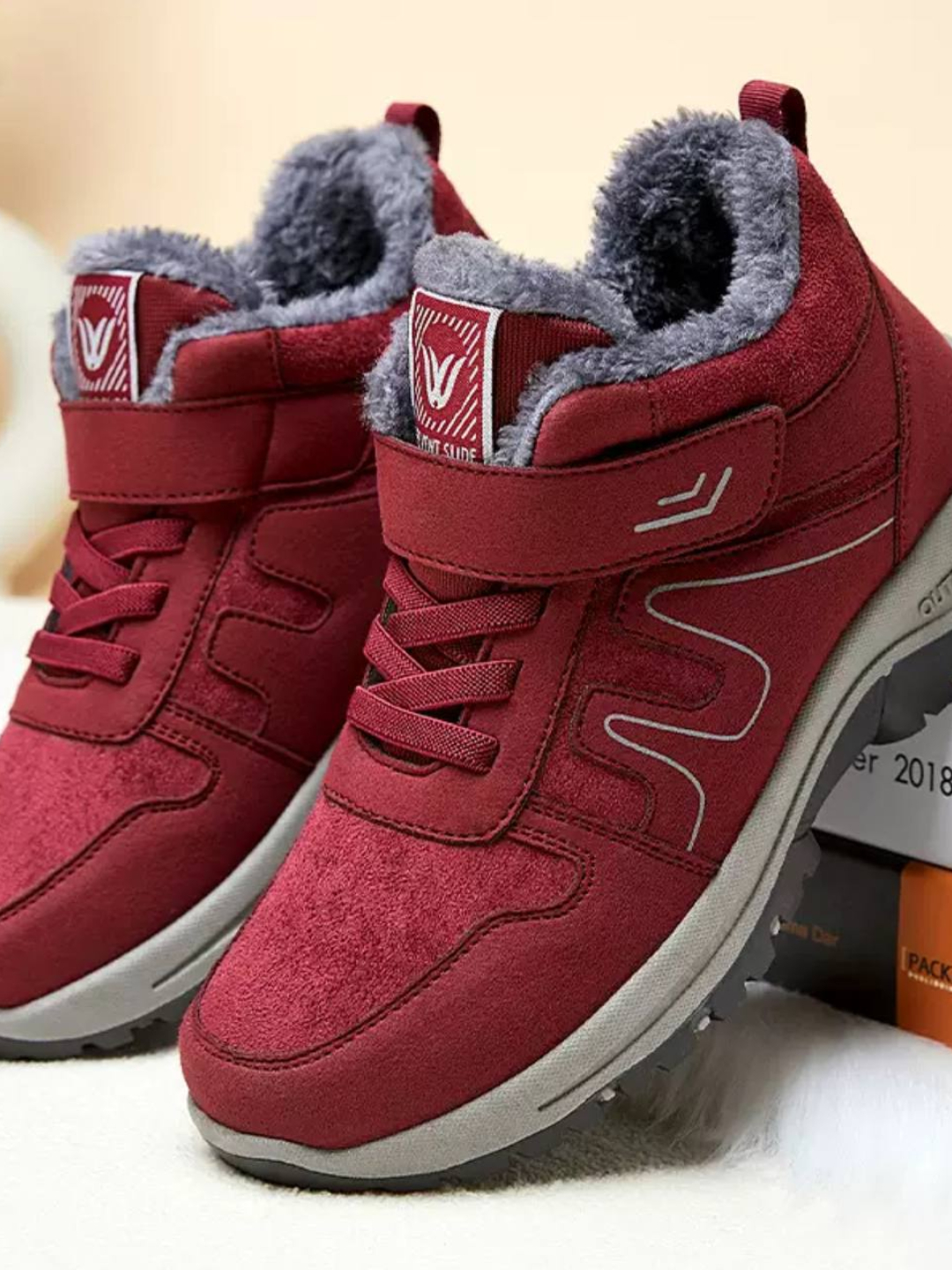 Uy bekalarini yalaydi