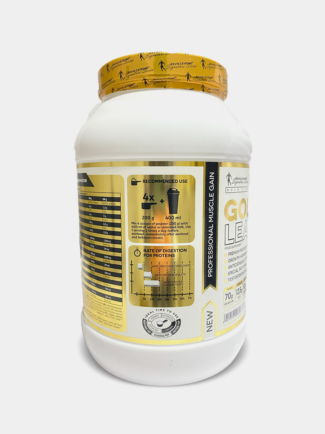 Bir qiz sutyen kiyishga harakat qilmoqda