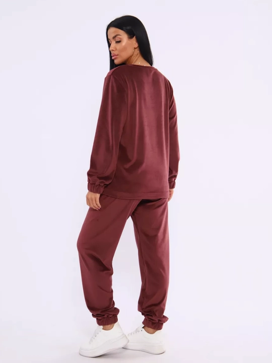 Velyur pijama, katta o'lchamli, jogger - shim va engi uzun kostyum bilan, uy uchun