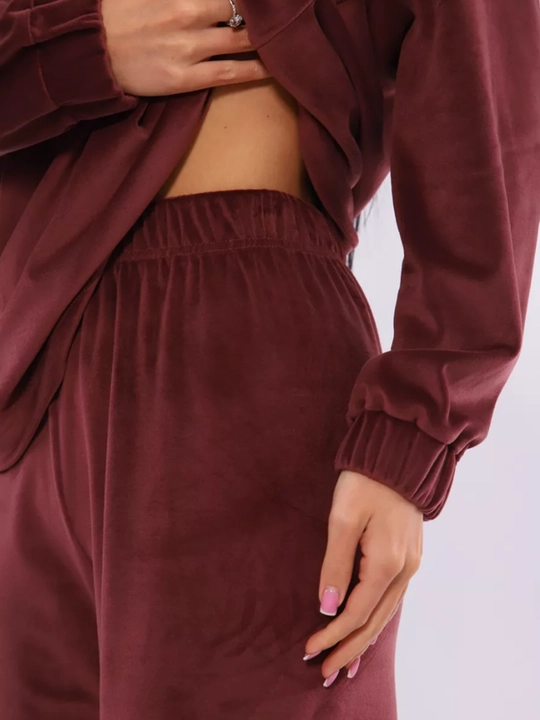Velyur pijama, katta o'lchamli, jogger - shim va engi uzun kostyum bilan, uy uchun