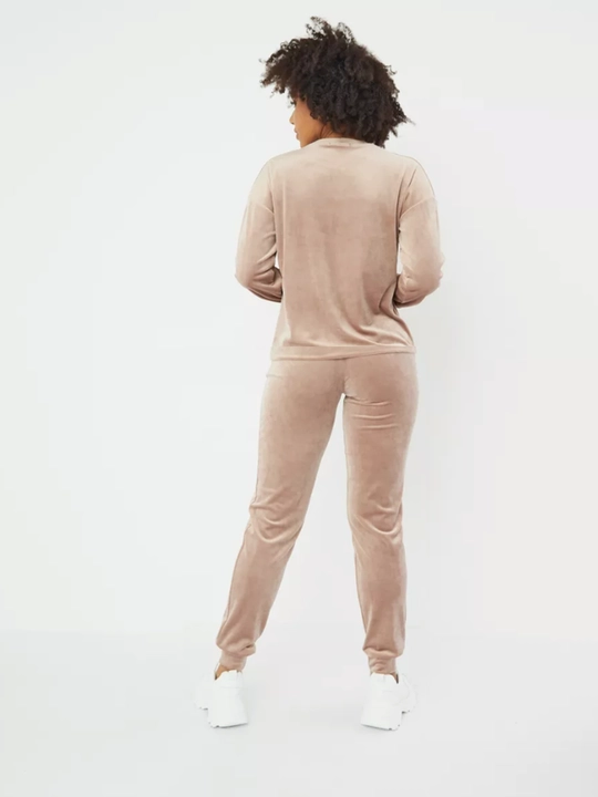 Velyur pijama, katta o'lchamli, jogger - shim va engi uzun kostyum bilan, uy uchun