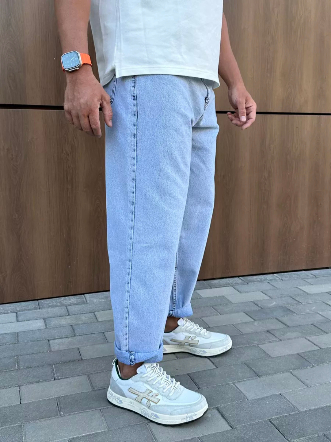 U barmoqlarini qizning qiniga tiqib, song u toxtaguncha uni qattiq xoroz bilan sikdi. Qiziqarli jinsiy aloqa video