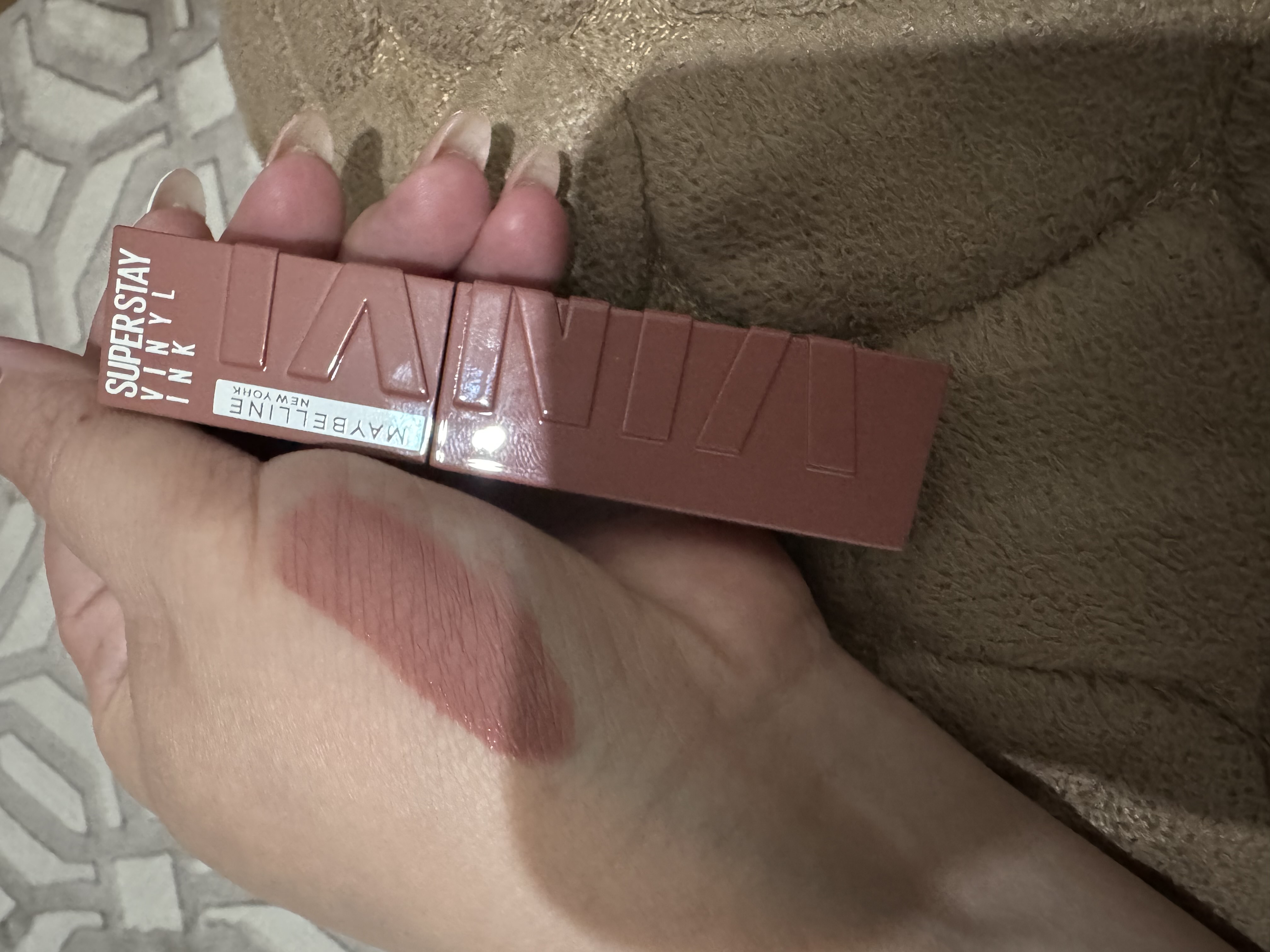 Lab uchun boyog' Maybelline New York Super Stay Vinyl Ink, ton 35 cheekky