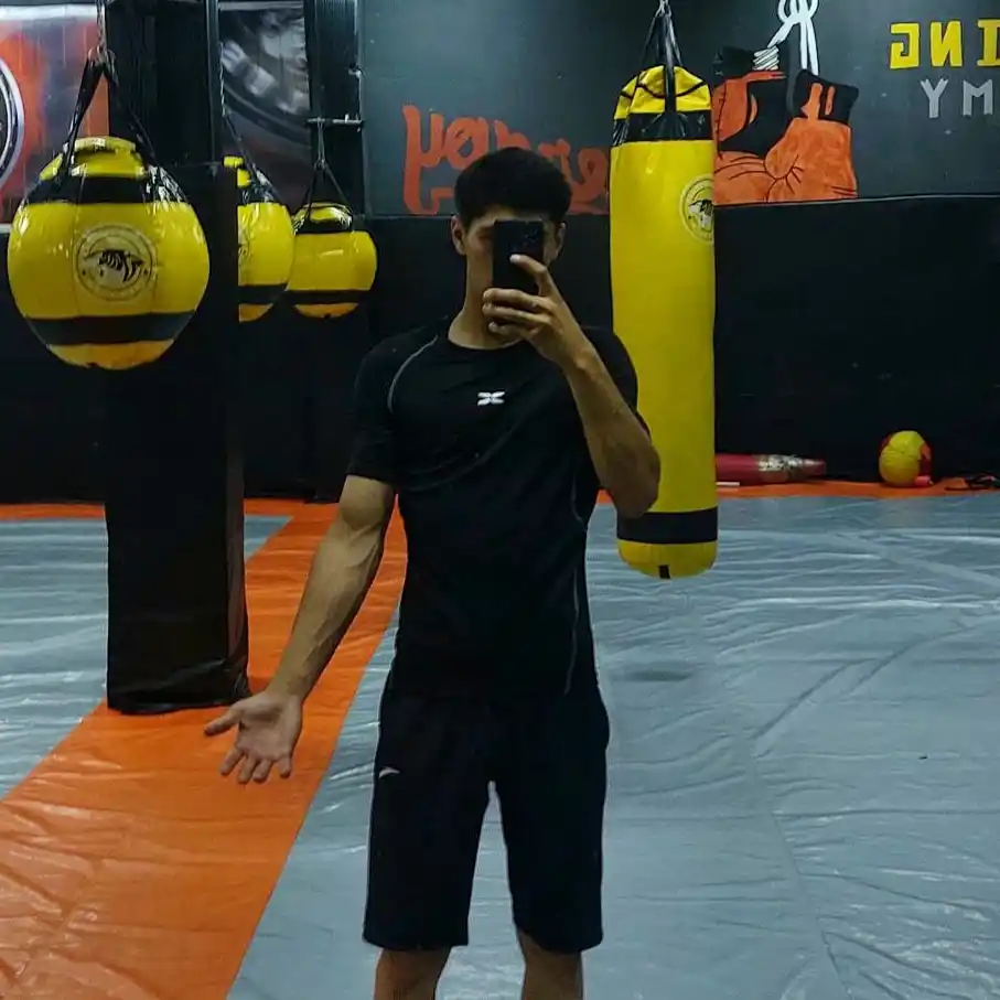 Sport futbolkasi mayka, fitnes uchun, tortib turuvchi, siqib turadi erkaklar rashgard