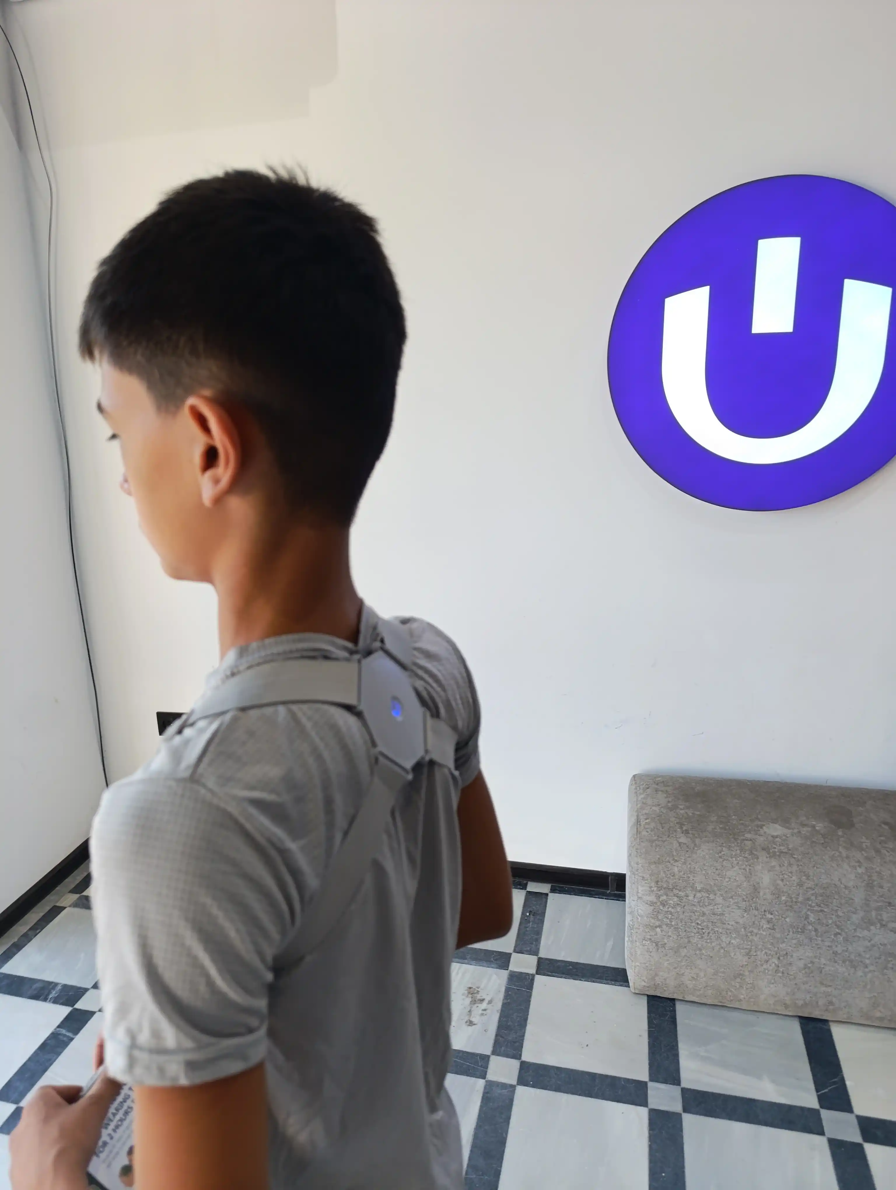 Vibratsiyali ortopedik korset Smart Sensor Corrector, umurtqa pog'onasi uchun
