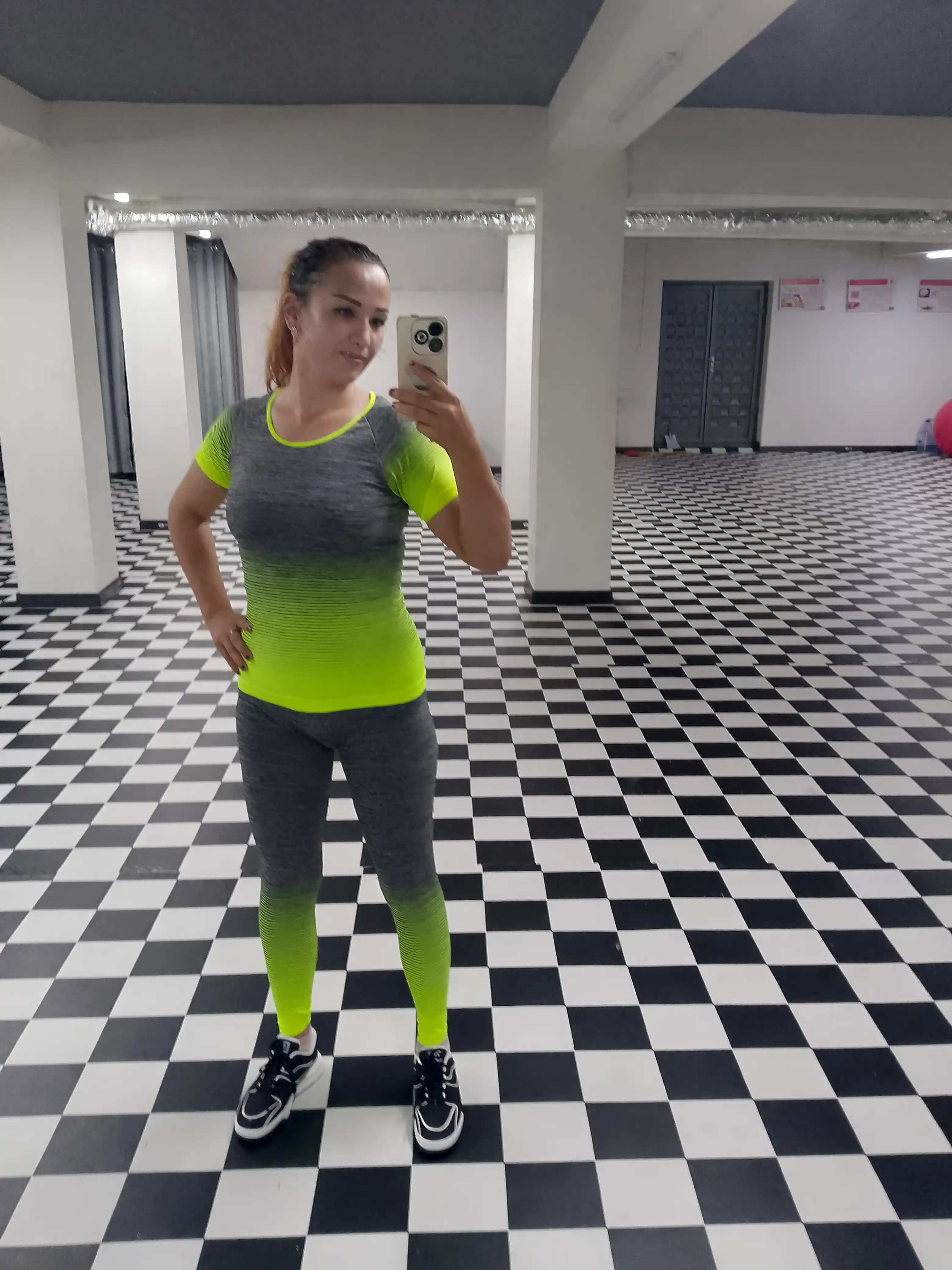 Ayollar fitnes sport kostyumi, losina va top, standart o‘lcham S-M-L-XL