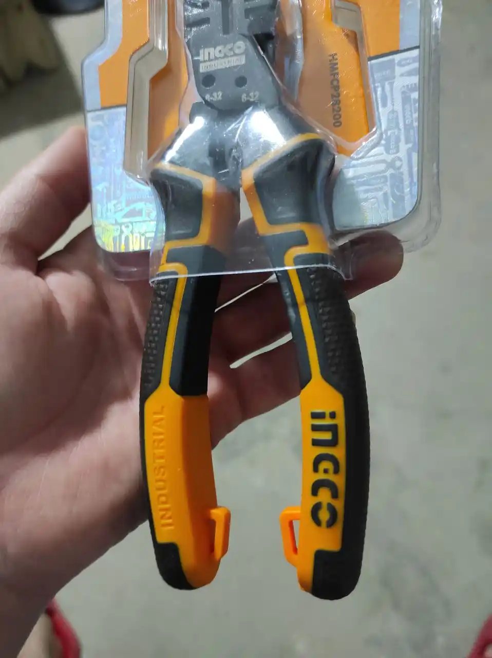 Универсальные плоскогубцы INGCO HMFCP28200