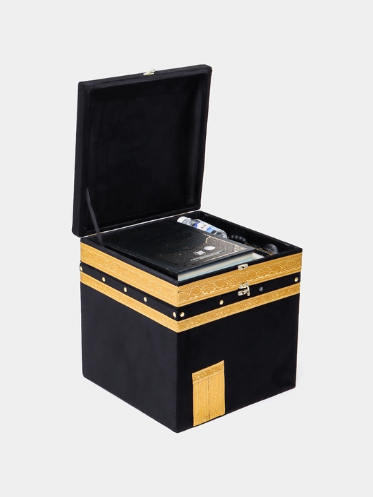 Diniy to'plam ibodat uchun Ka'ba korinishda: kitob, joynamoz, tasbeh