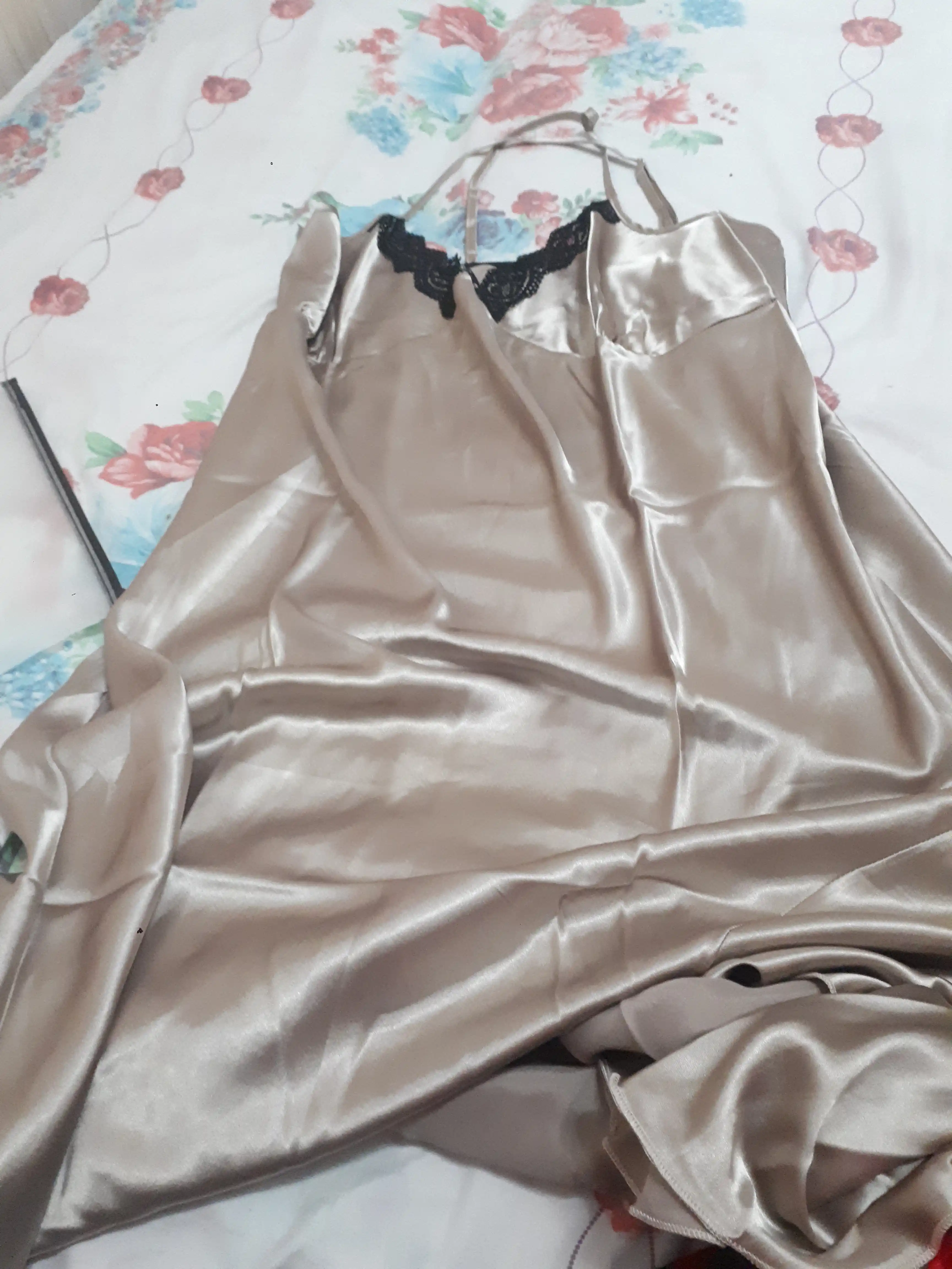 Ipakli pijama. Ayollar tungi koylaki lyamkada. Ayollar pijamasi Kioko
