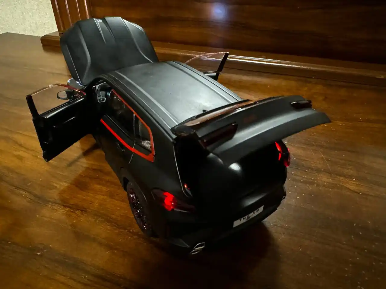 BMW avtomobil modeli, qora korpus va qizil aksentlar