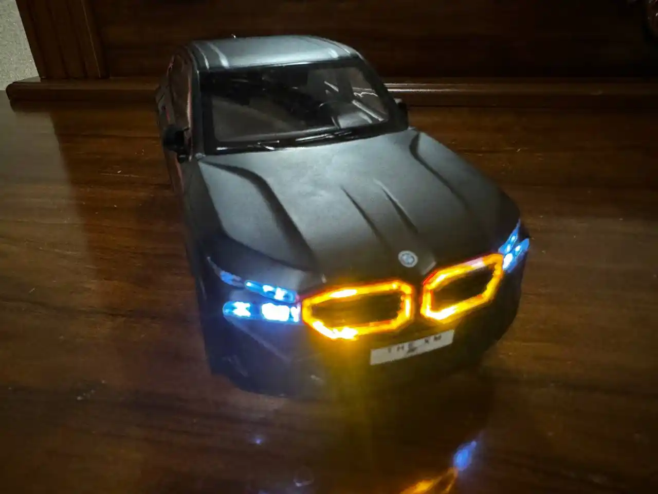 BMW avtomobil modeli, qora korpus va qizil aksentlar