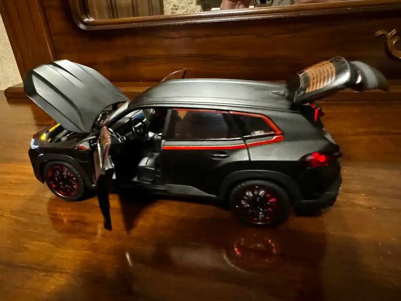 BMW avtomobil modeli, qora korpus va qizil aksentlar