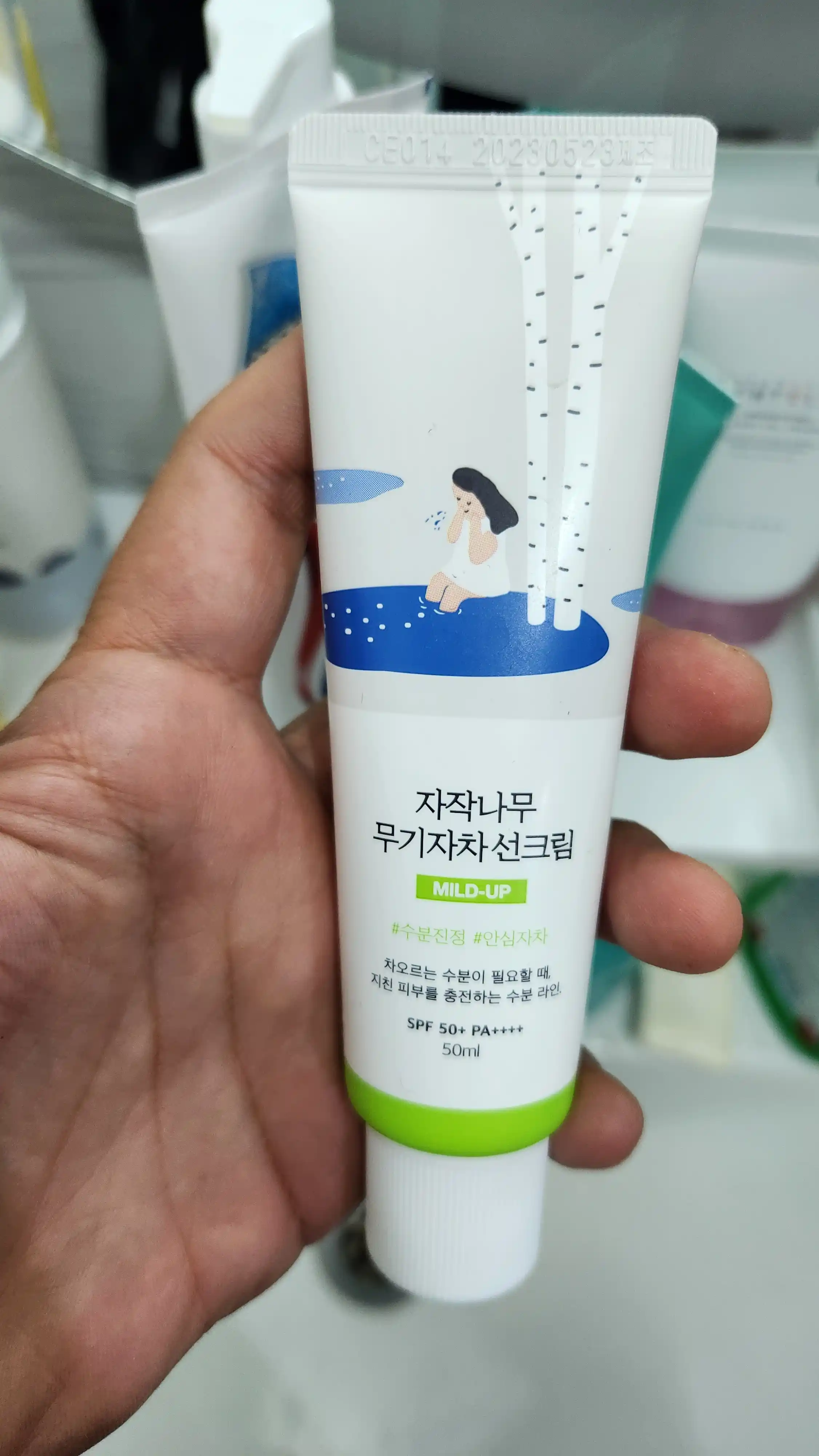 Yog'li teri uchun tinchlantiruv SPF krem Round Lab Birch Juice Moisturizing Mild-Up, 50 ml