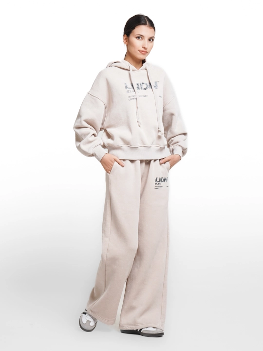 Ayollar uchun sport kostyumi, issiq