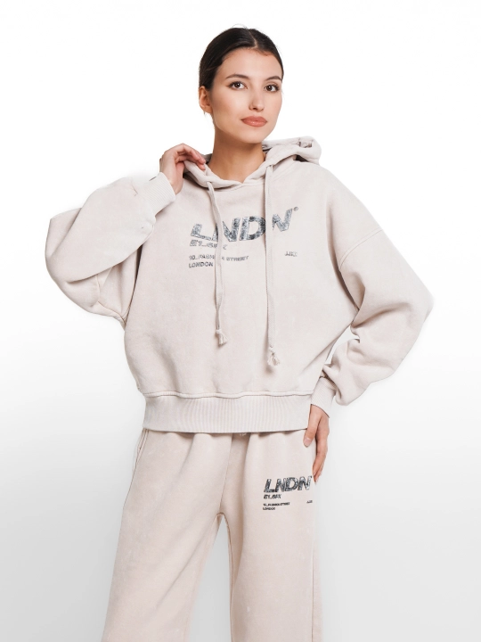 Ayollar uchun sport kostyumi, issiq