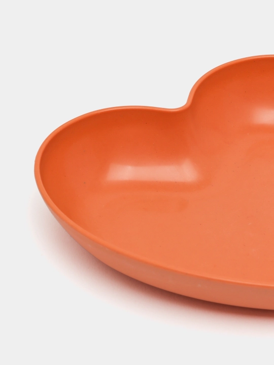 Yurak shaklidagi plastik qayta ishlatiladigan tarelkalar