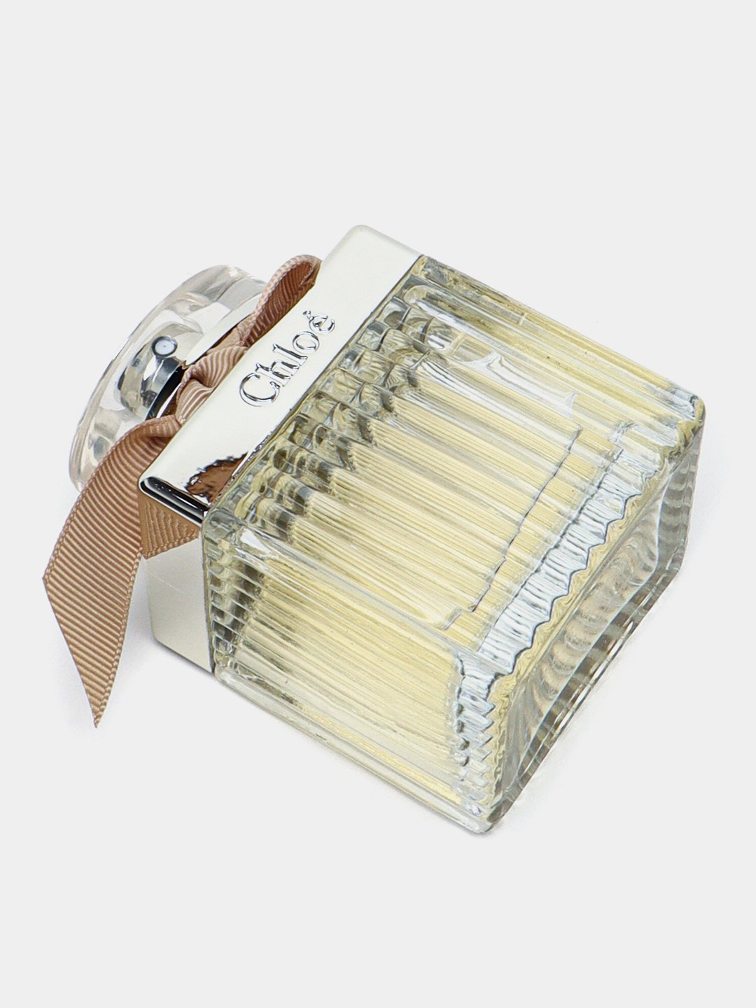 Dantelli yalangoch qiz