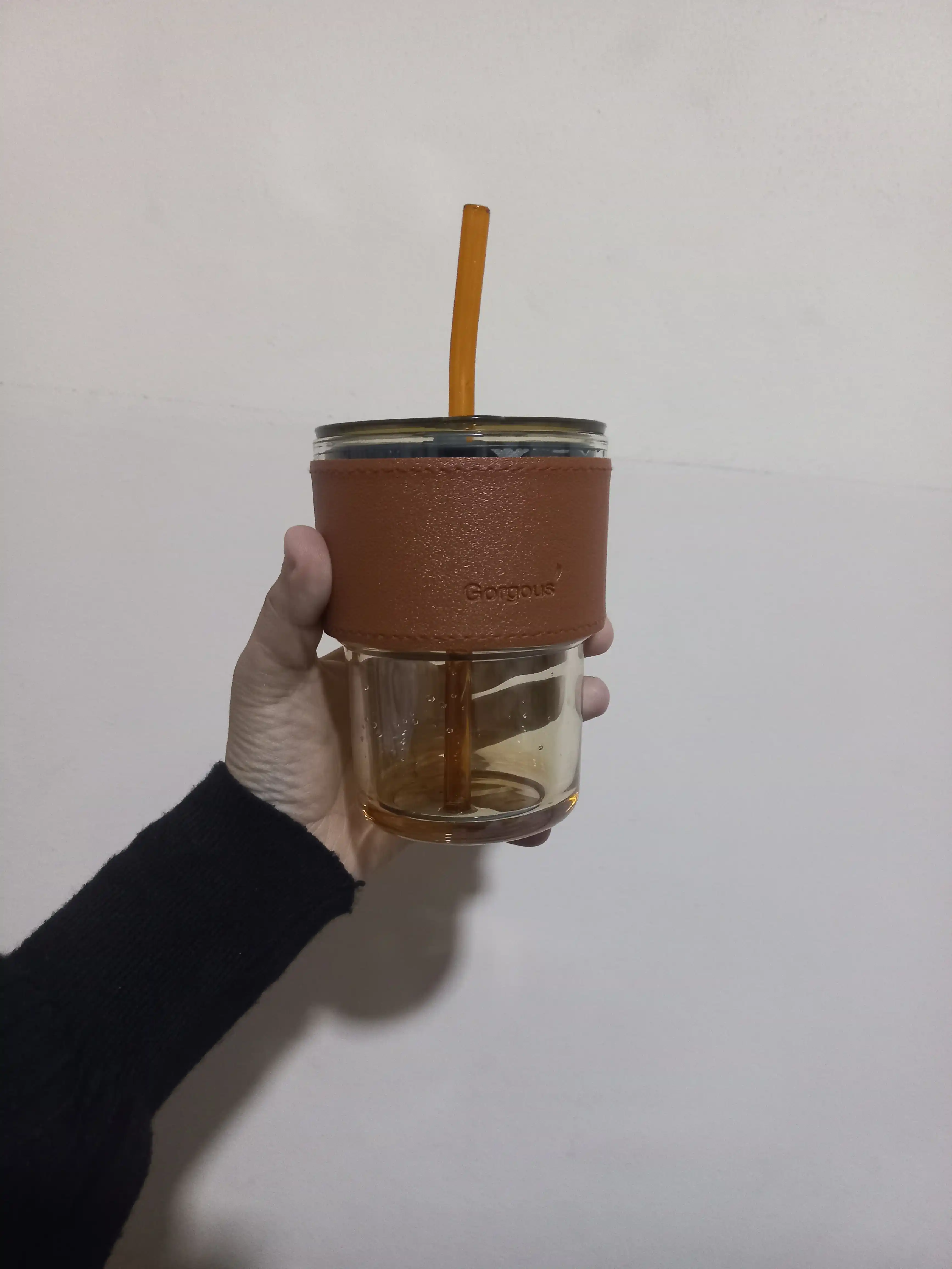 Стеклянный стакан с трубочкой и крышкой