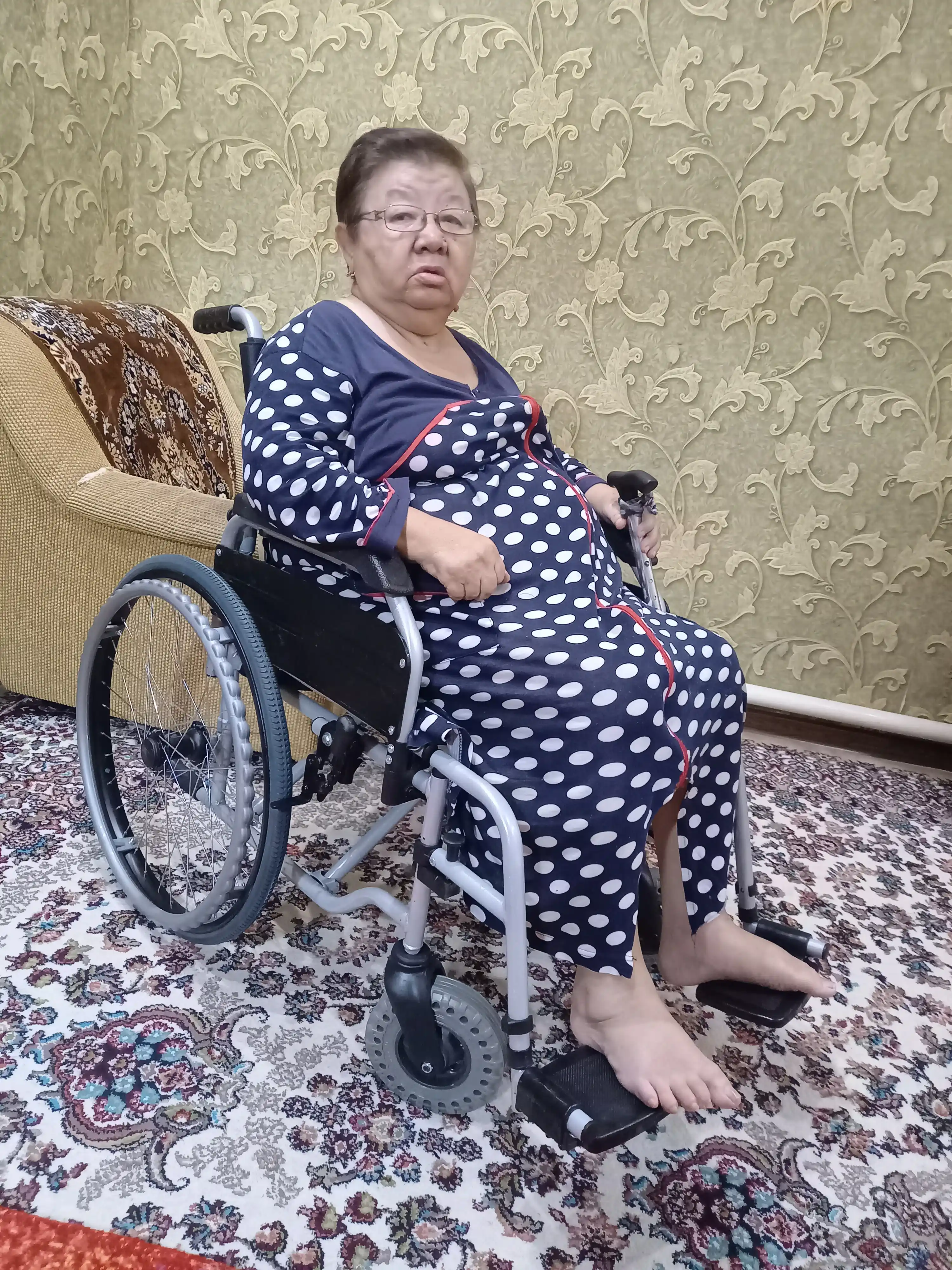 Коляска инвалидная взрослая, с сиденьем, предназначенная для комнаты KKSD