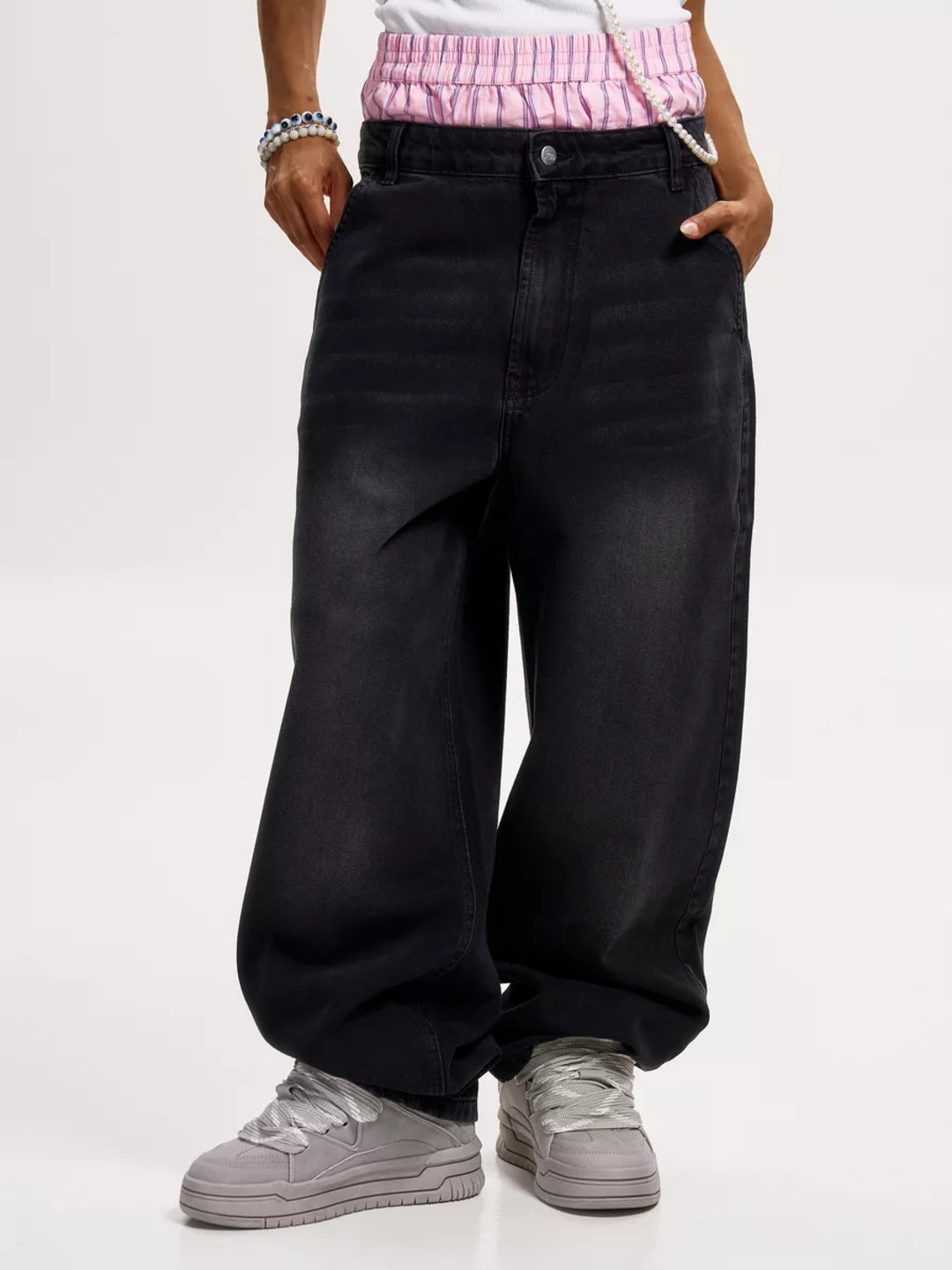 Қара жігіт ақ балапанның бетіне конча